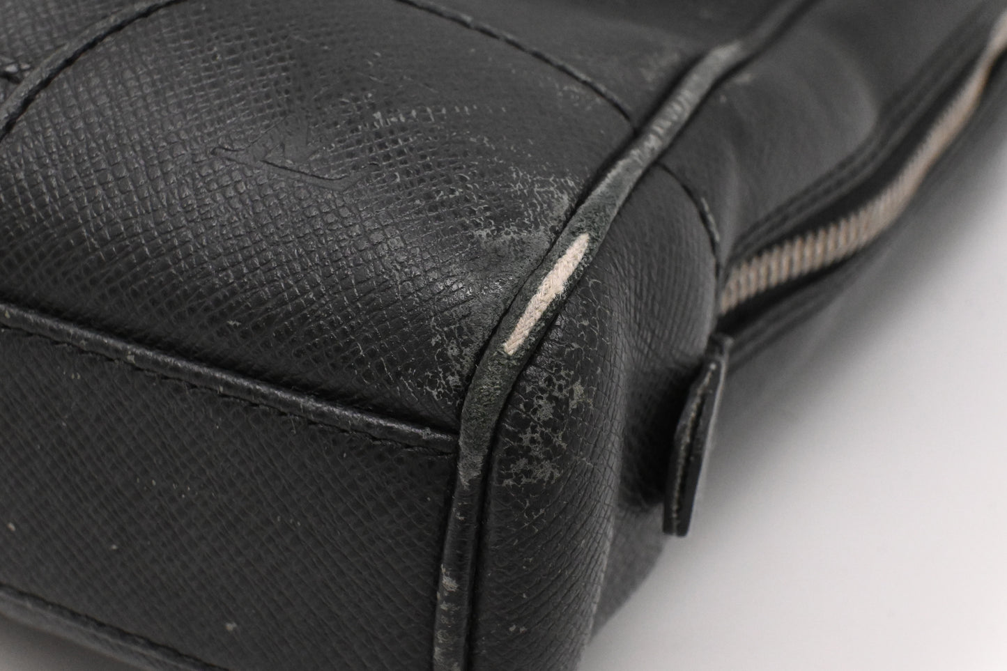 Louis Vuitton Igor Business Bag in Black Taiga Leather