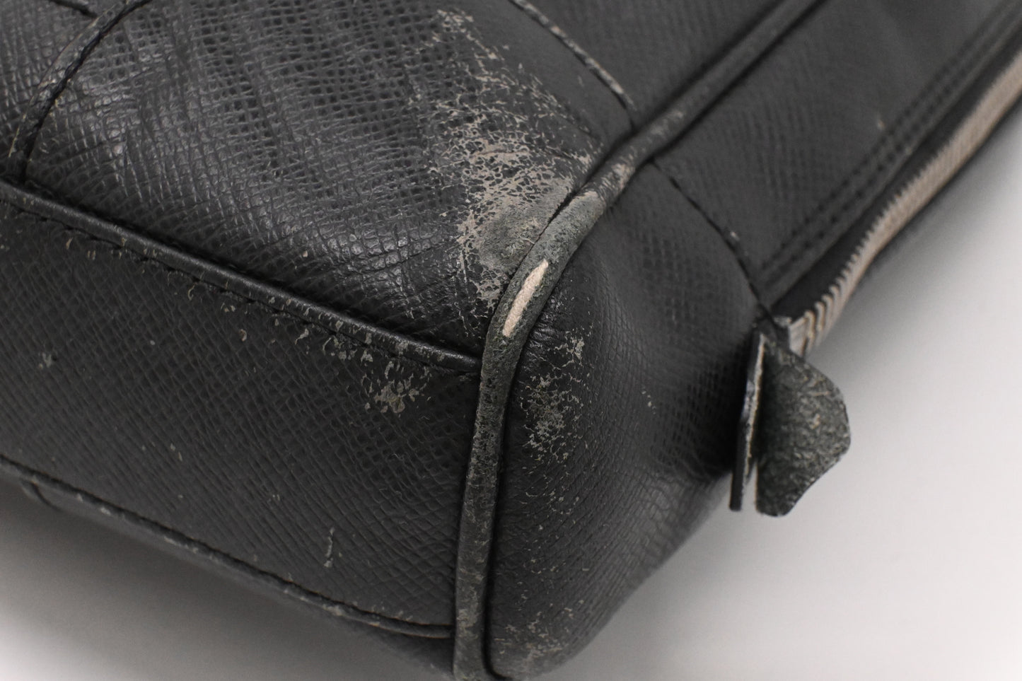 Louis Vuitton Igor Business Bag in Black Taiga Leather