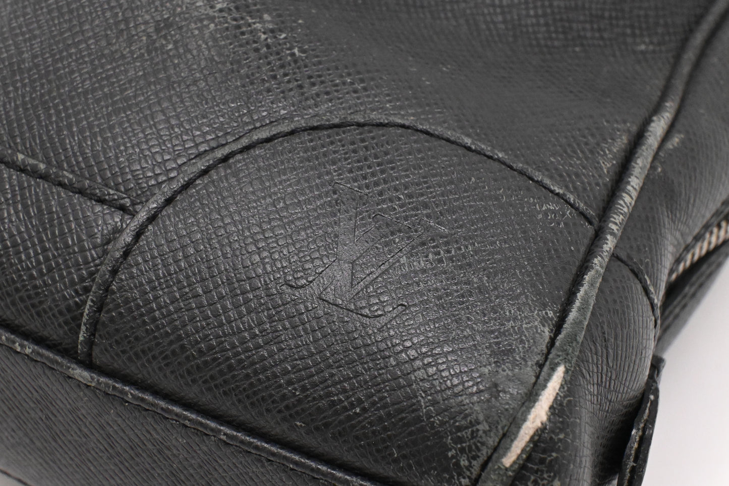 Louis Vuitton Igor Business Bag in Black Taiga Leather