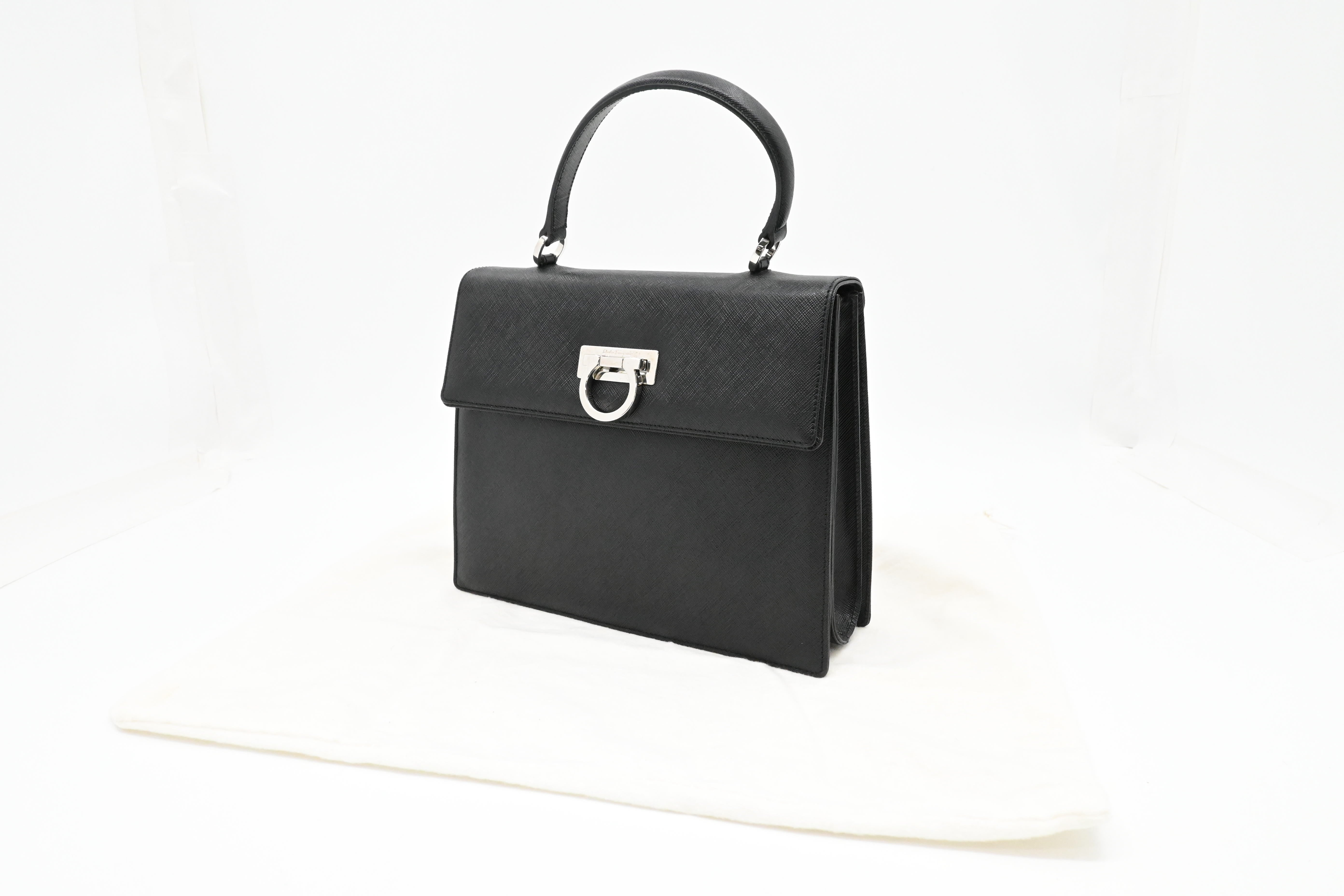 バッグ Ferragamo Gancini leather handbag Ferragamo Gancini Handbag in Black Leather – Weekly Lux Drop