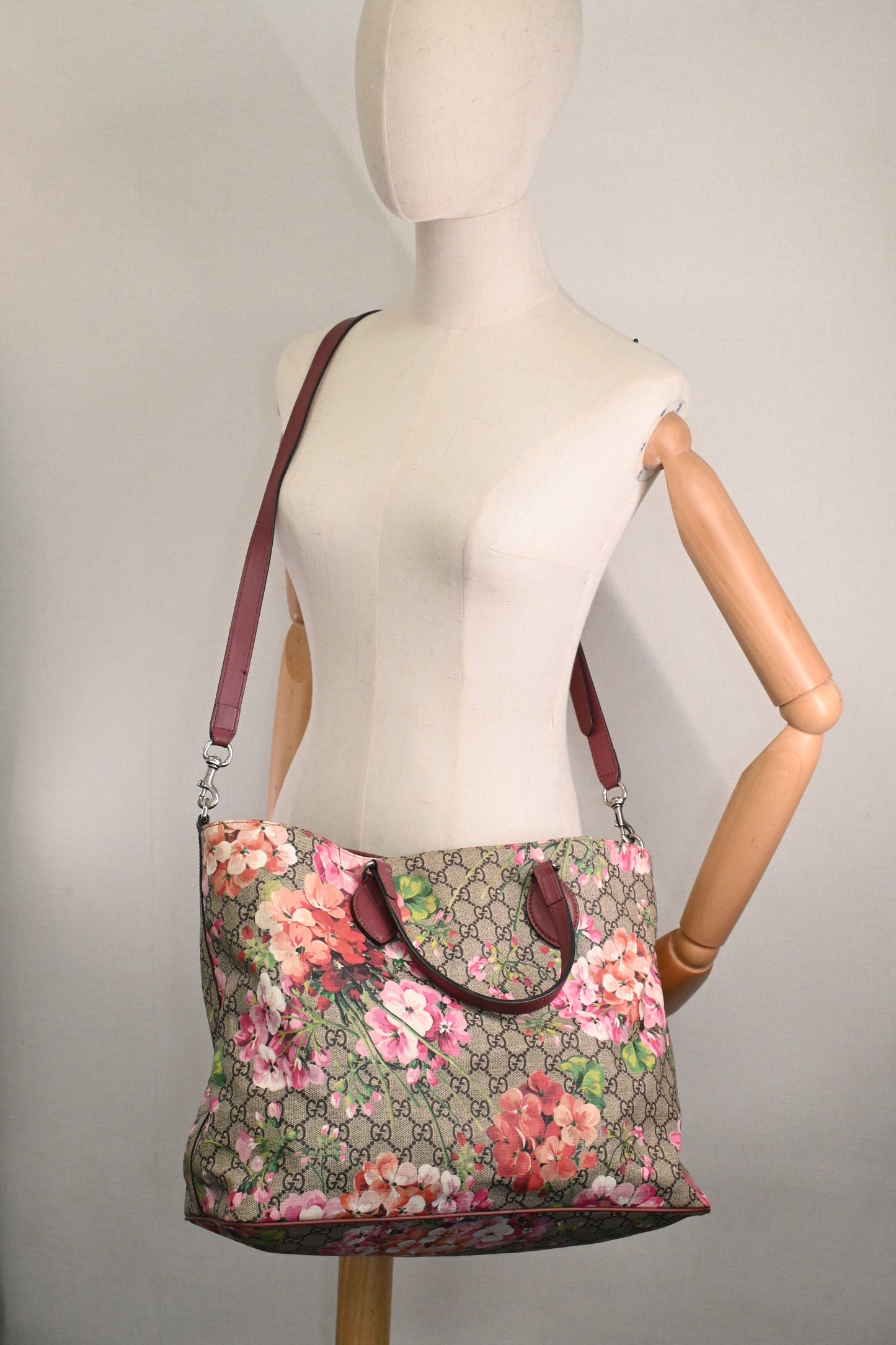Gucci 2way Tote in GG Supreme Blooms Canvas