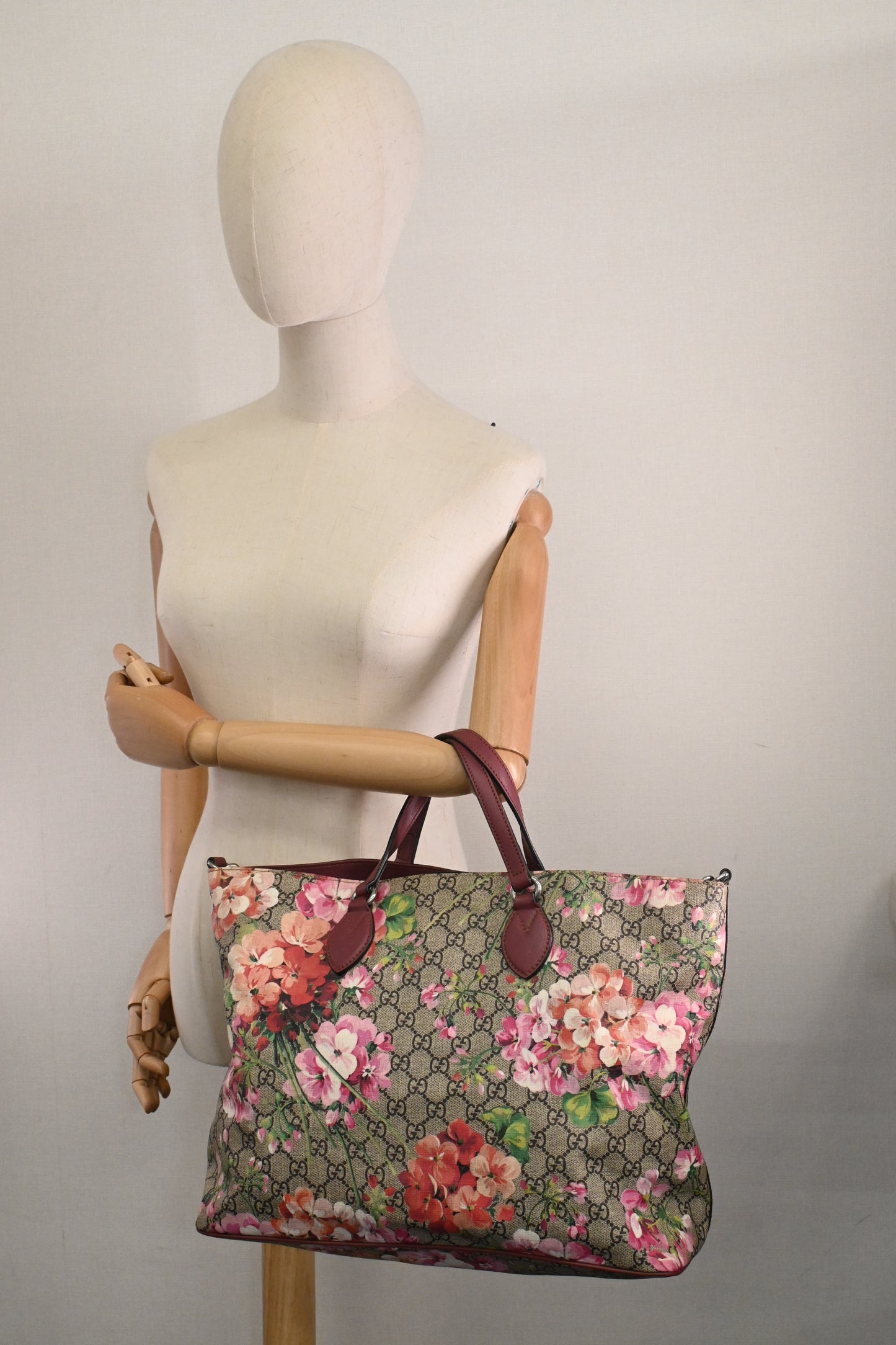 Gucci 2way Tote in GG Supreme Blooms Canvas
