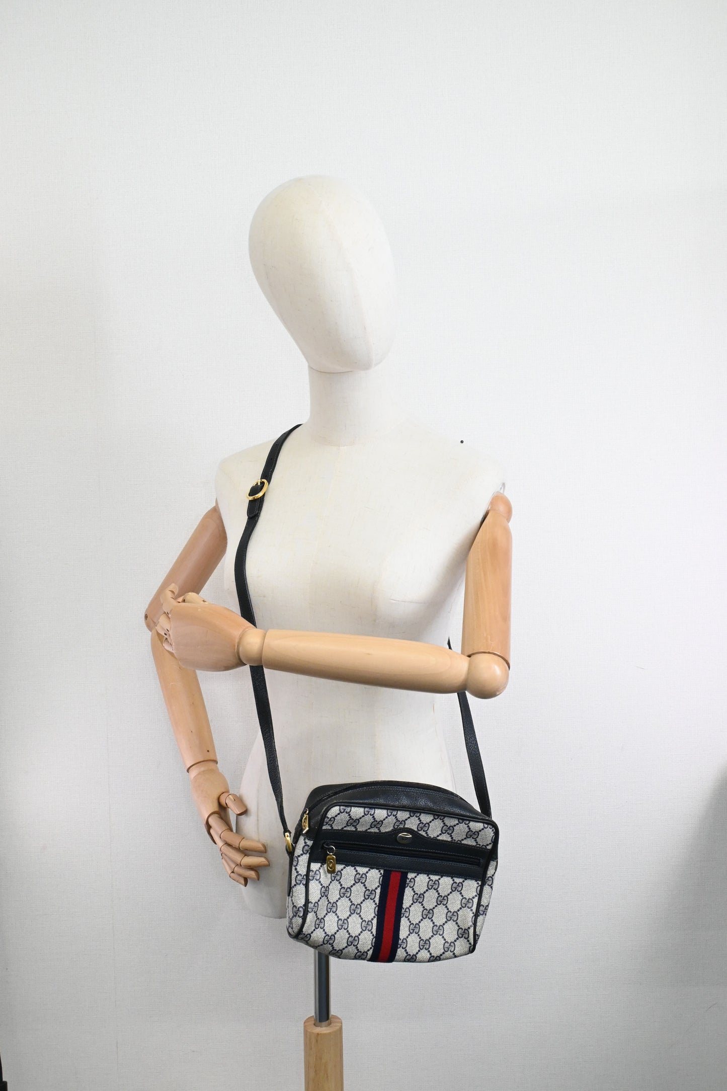 Gucci Shoulder Bag in Navy GG Supreme Canvas