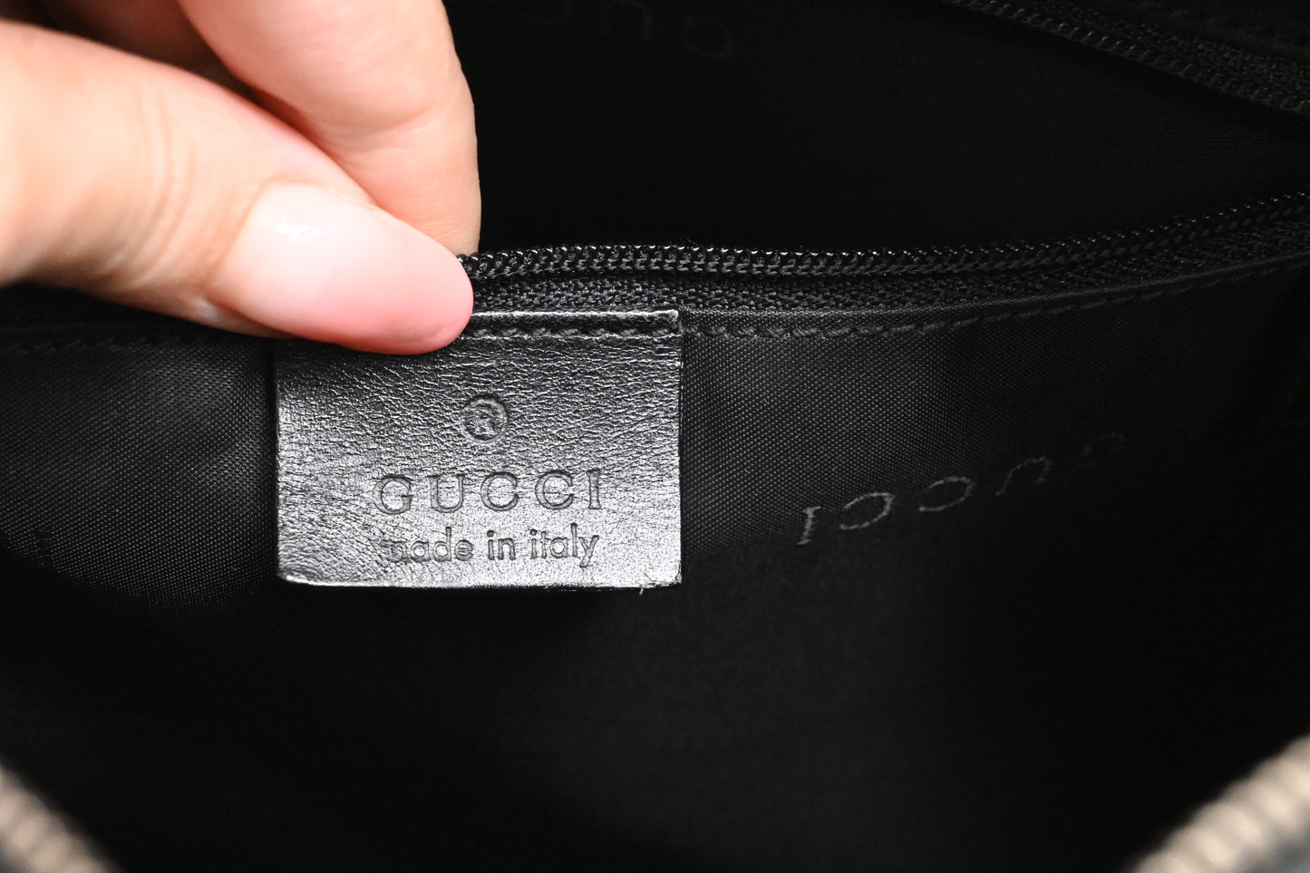 Gucci Shoulder Bag in Black Suede Leather