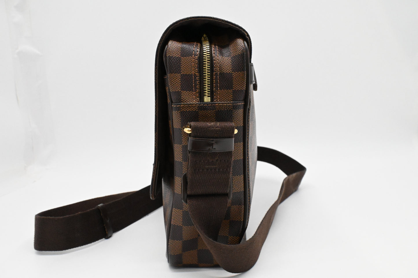 Louis Vuitton Shelton MM in Damier Ebene Canvas