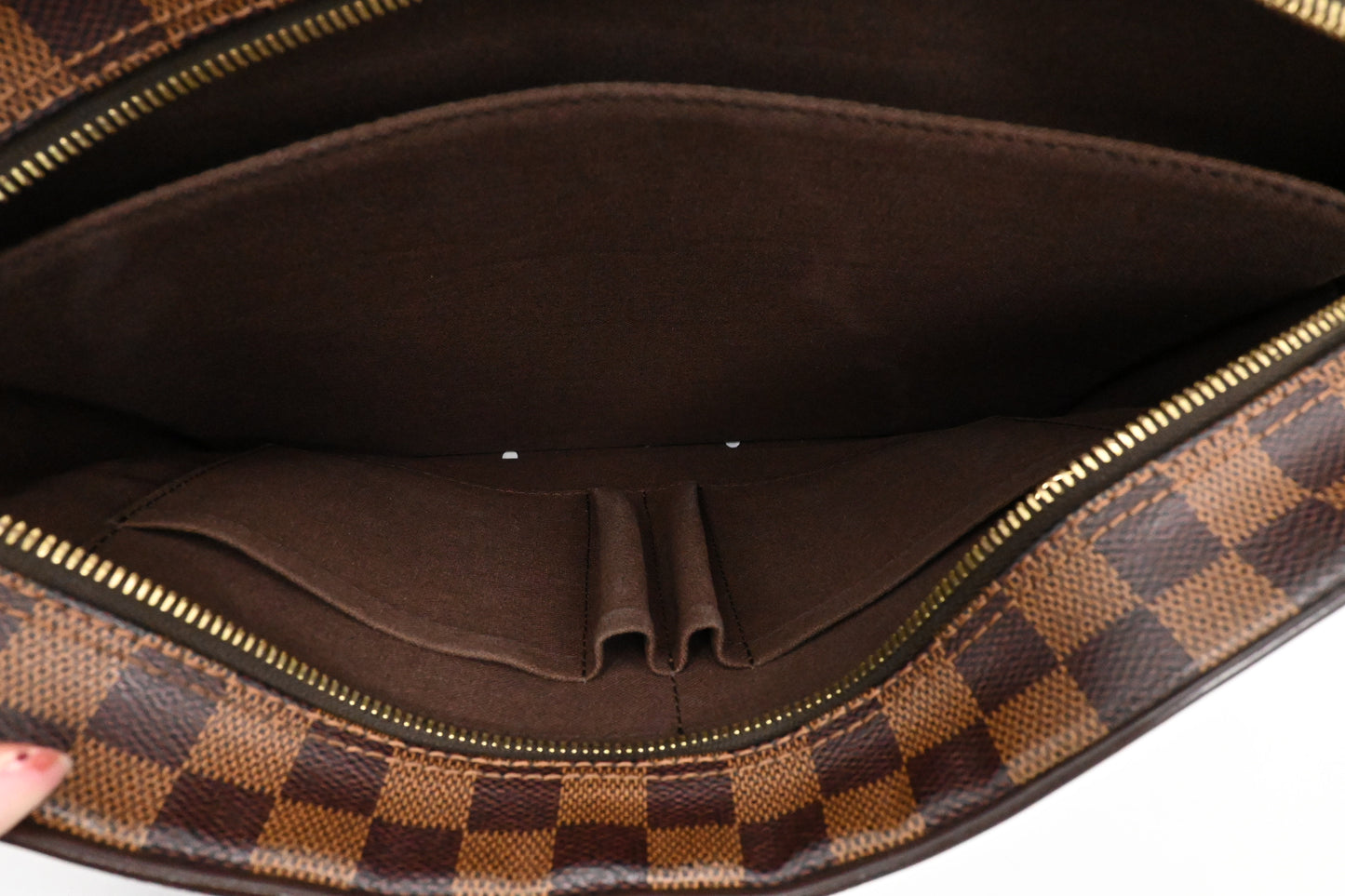 Louis Vuitton Shelton MM in Damier Ebene Canvas