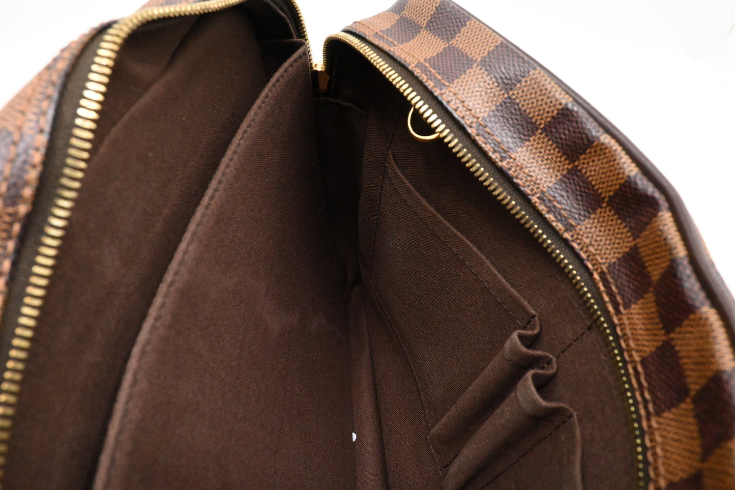 Louis Vuitton Shelton MM in Damier Ebene Canvas