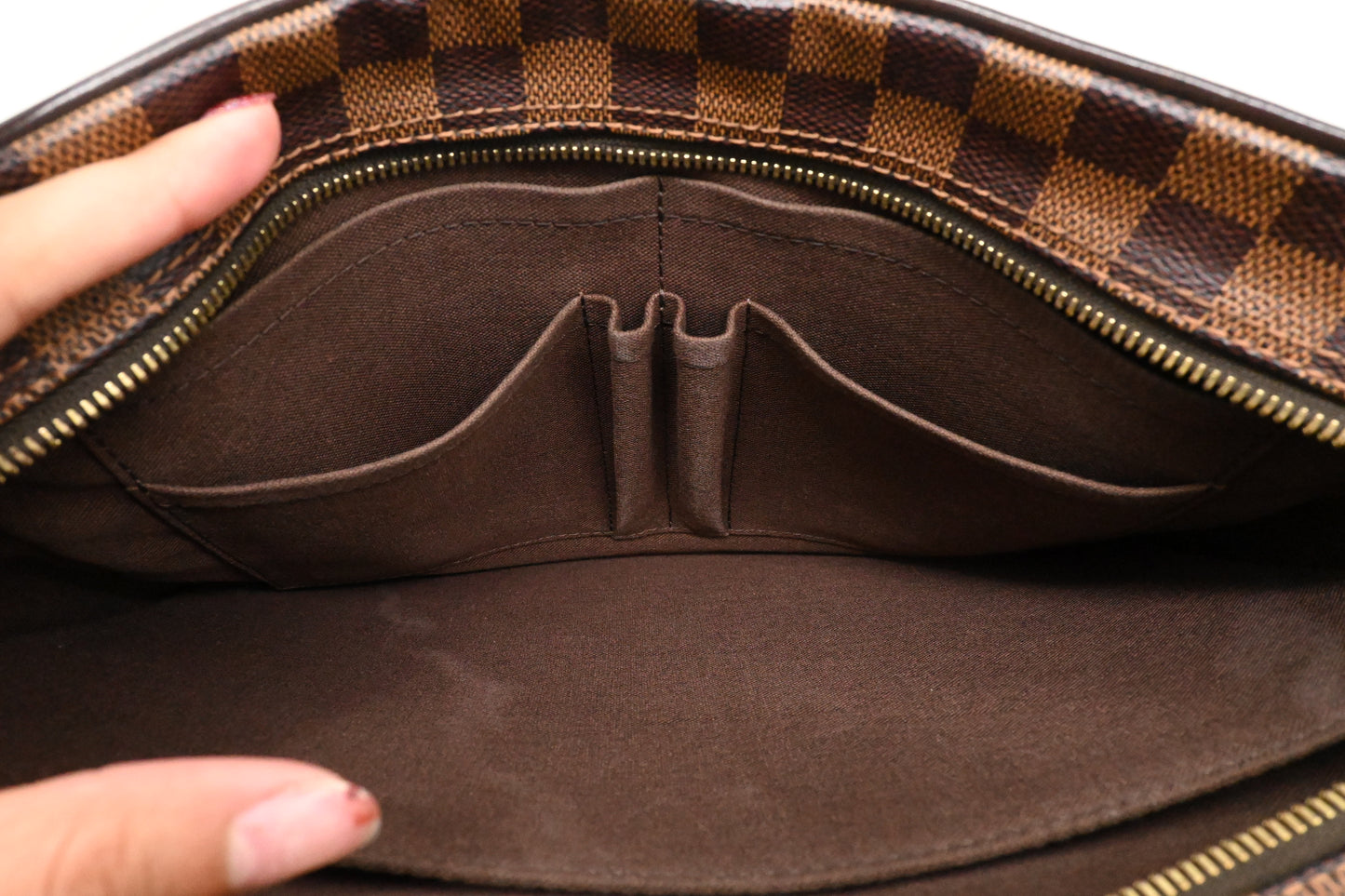 Louis Vuitton Shelton MM in Damier Ebene Canvas