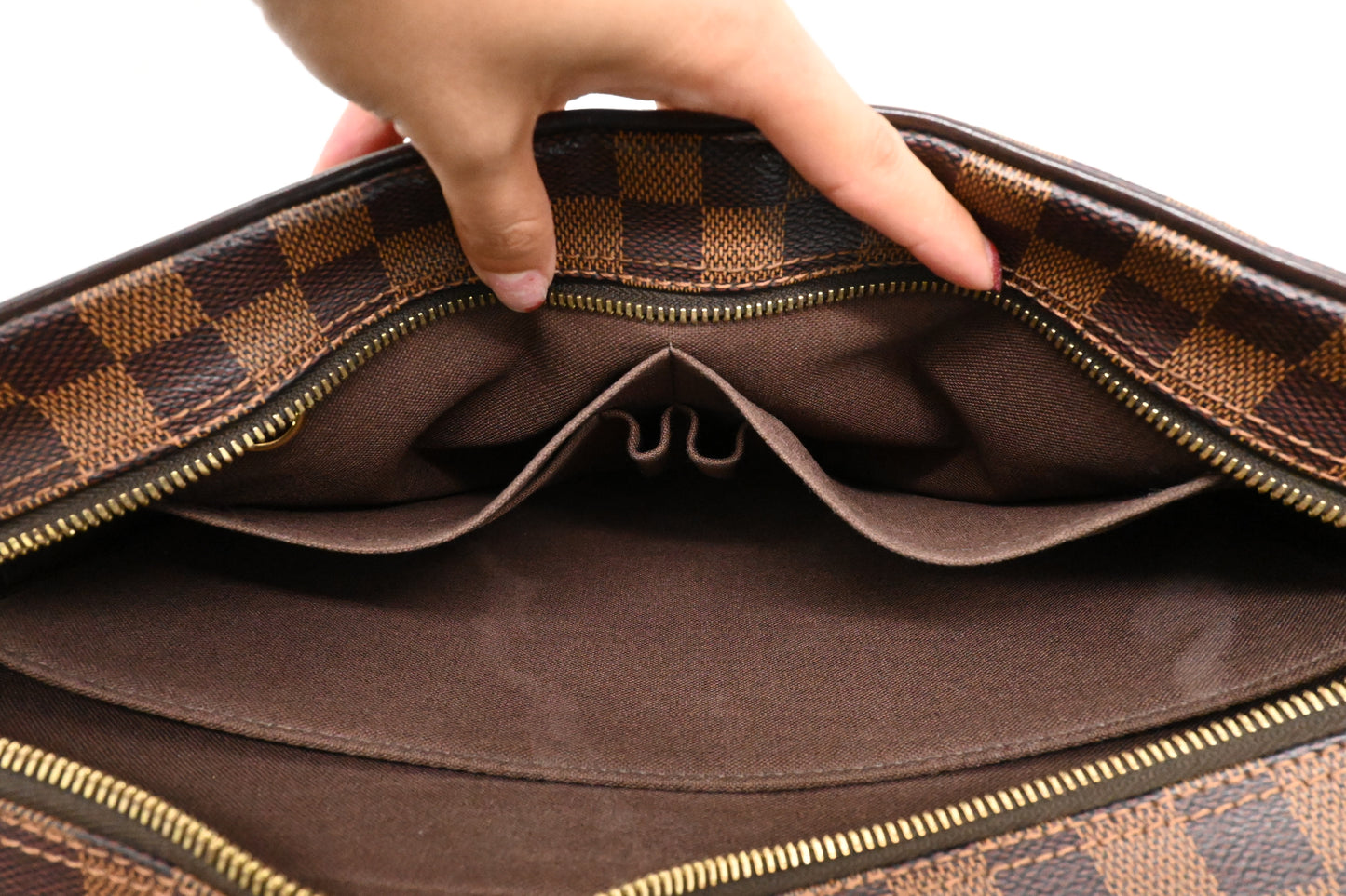 Louis Vuitton Shelton MM in Damier Ebene Canvas