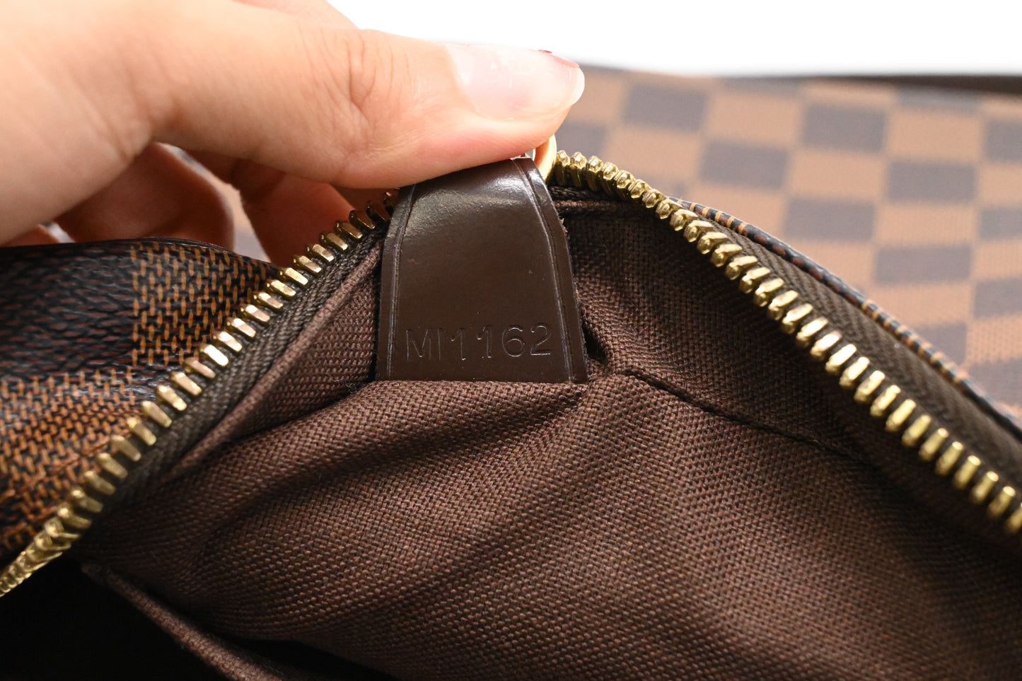 Louis Vuitton Shelton MM in Damier Ebene Canvas