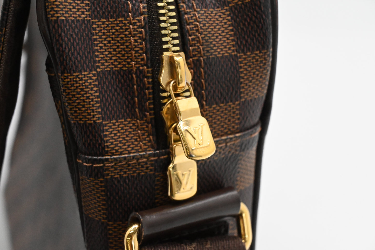 Louis Vuitton Shelton MM in Damier Ebene Canvas