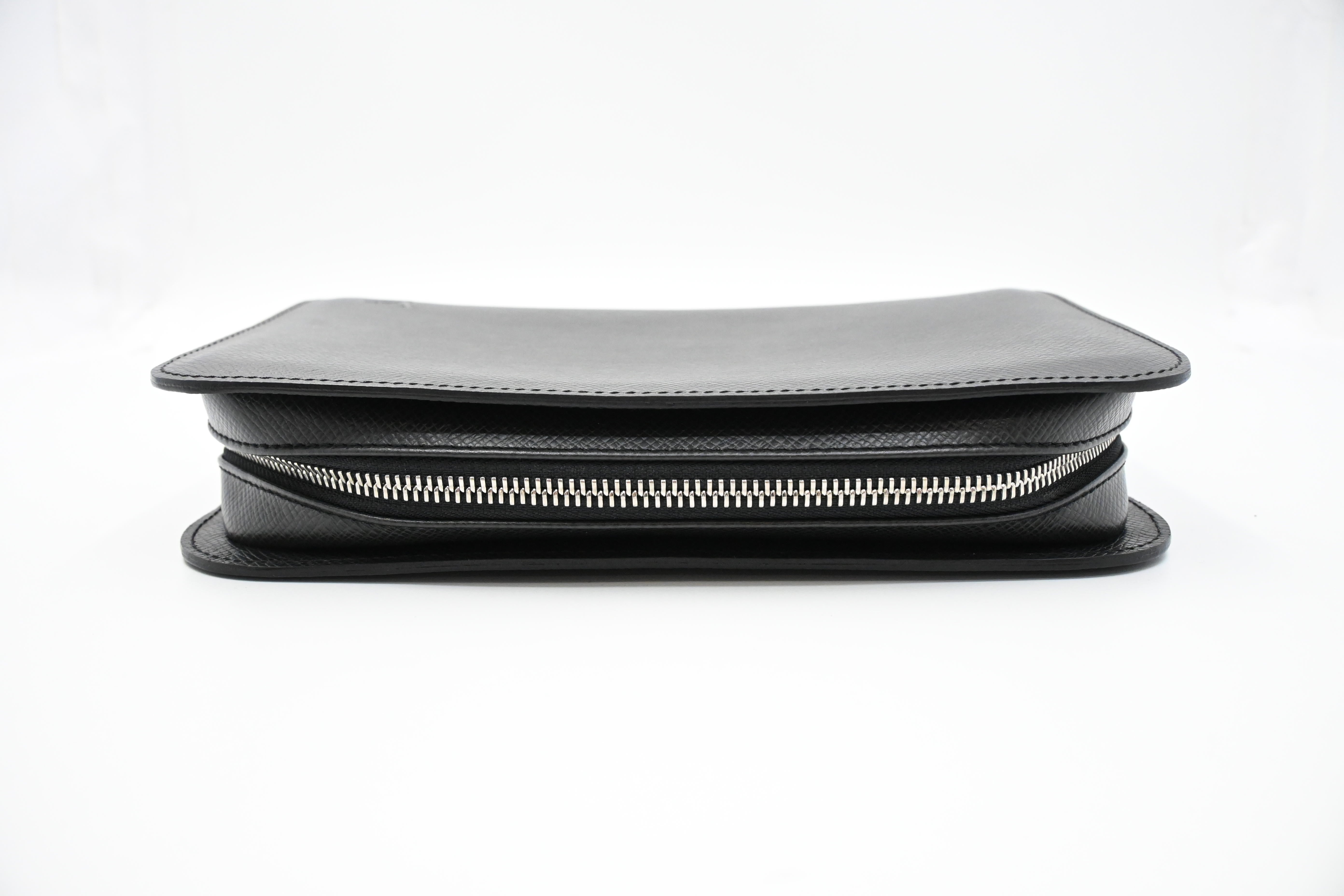 リユースのサカイ東金店　LUNA LUXミッドナイト黒　TJ12746 Louis Vuitton Baikal in Black Taiga Leather – Weekly Lux Drop