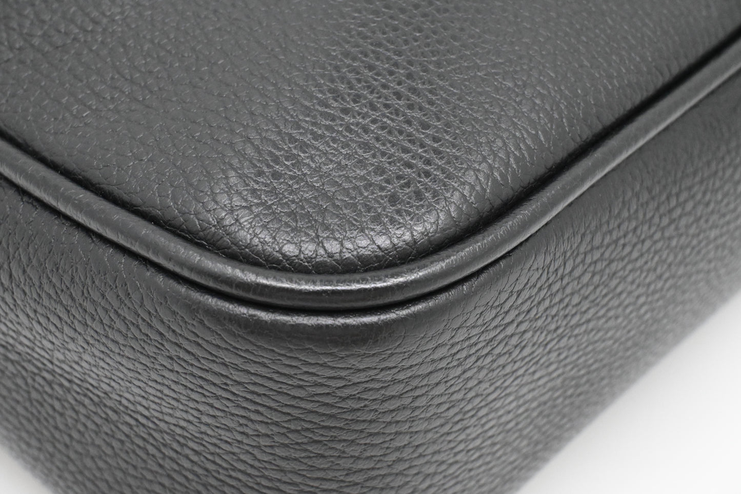 Gucci Messenger Bag in Black Leather