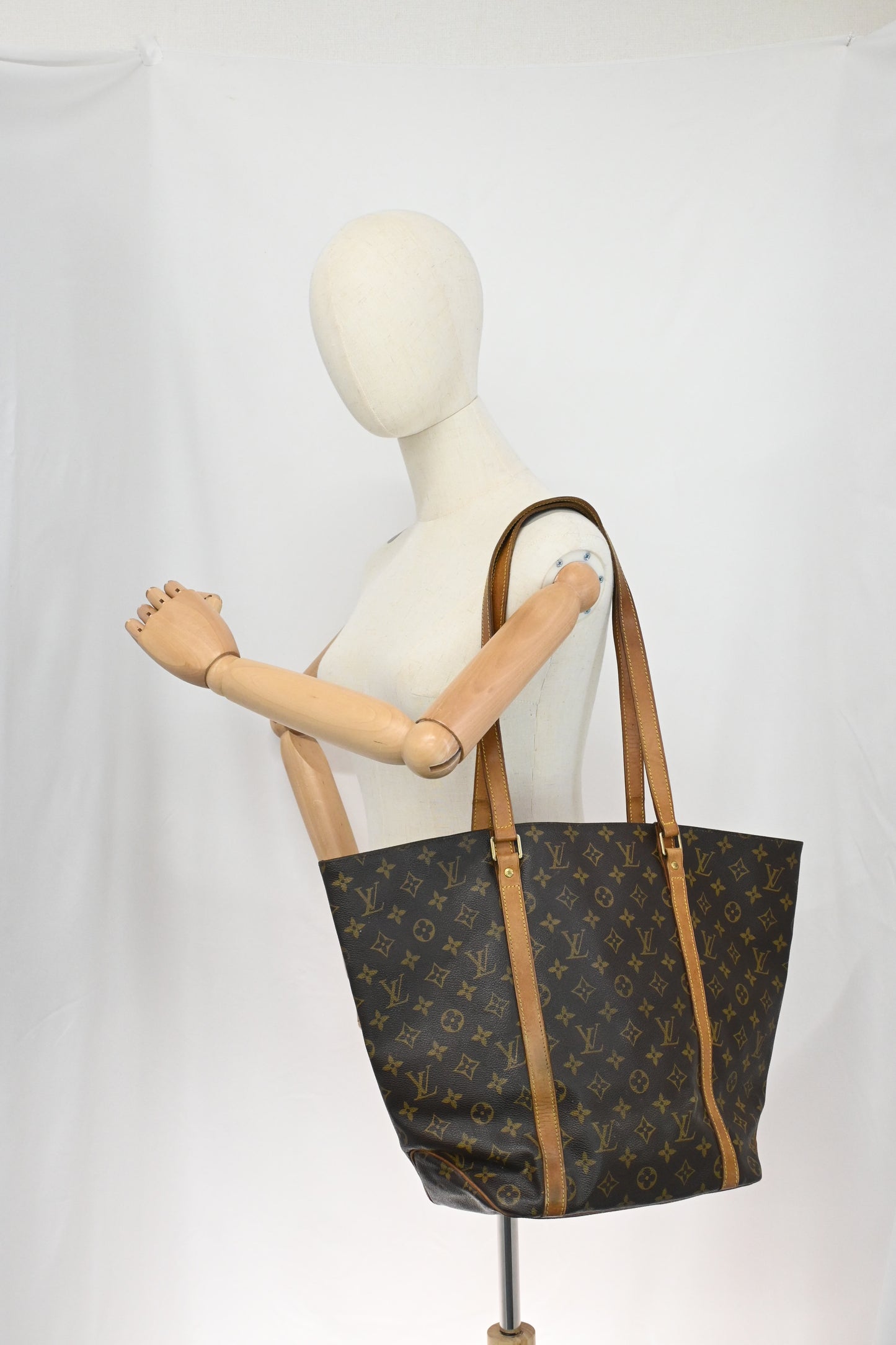 Louis Vuitton Sac Shopping 48 in Monogram Canvas