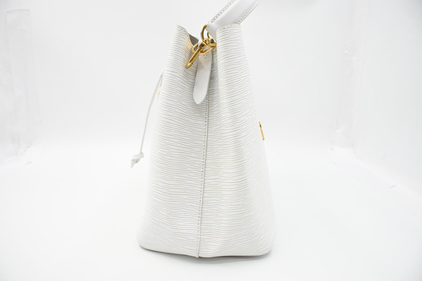 Louis Vuitton NeoNoe Lovelock MM in White Epi Leather