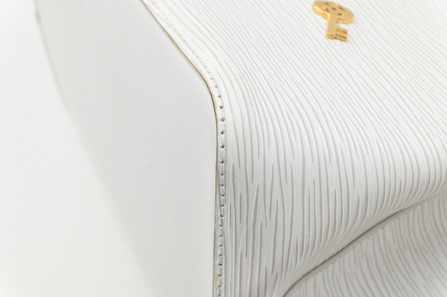Louis Vuitton NeoNoe Lovelock MM in White Epi Leather