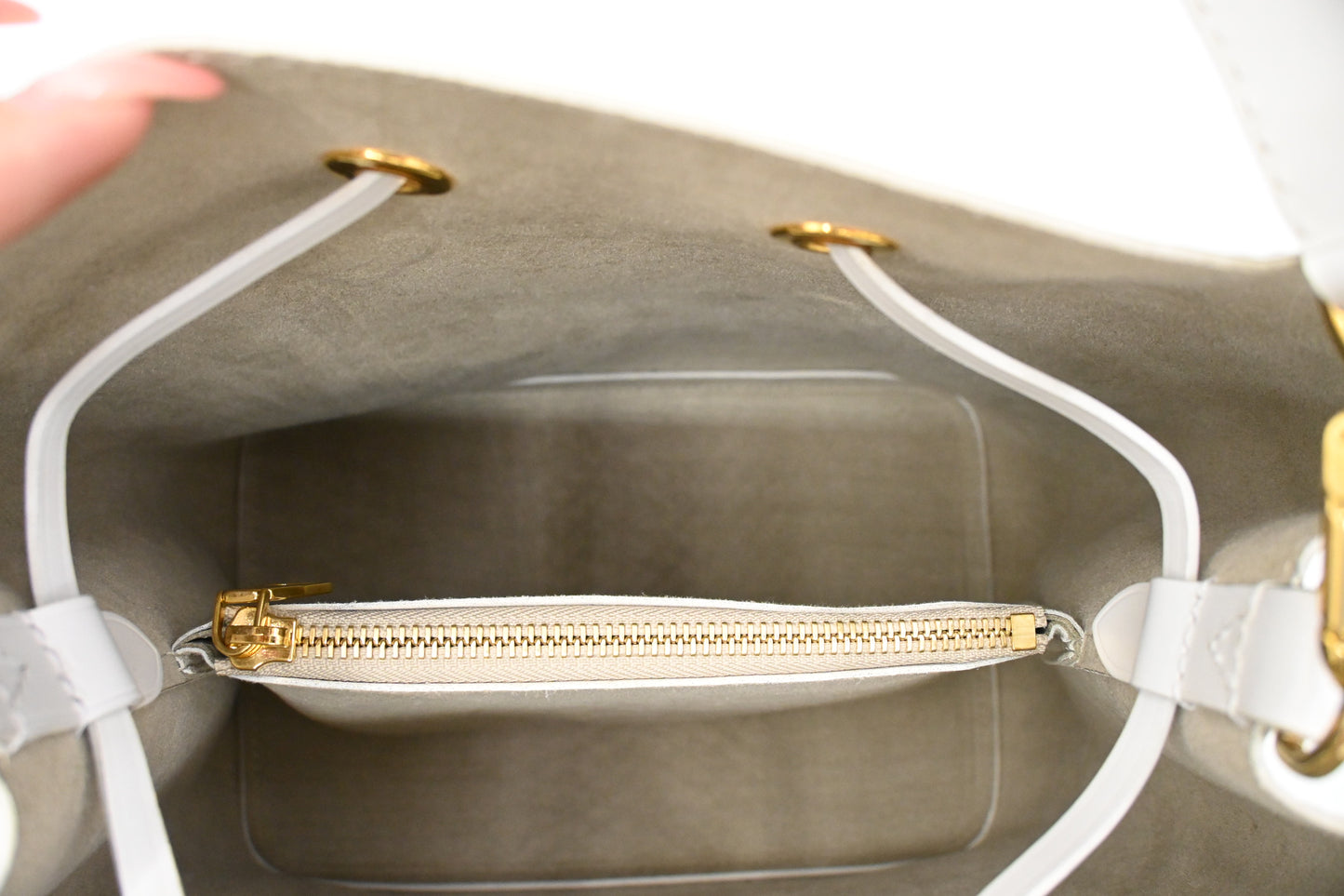 Louis Vuitton NeoNoe Lovelock MM in White Epi Leather
