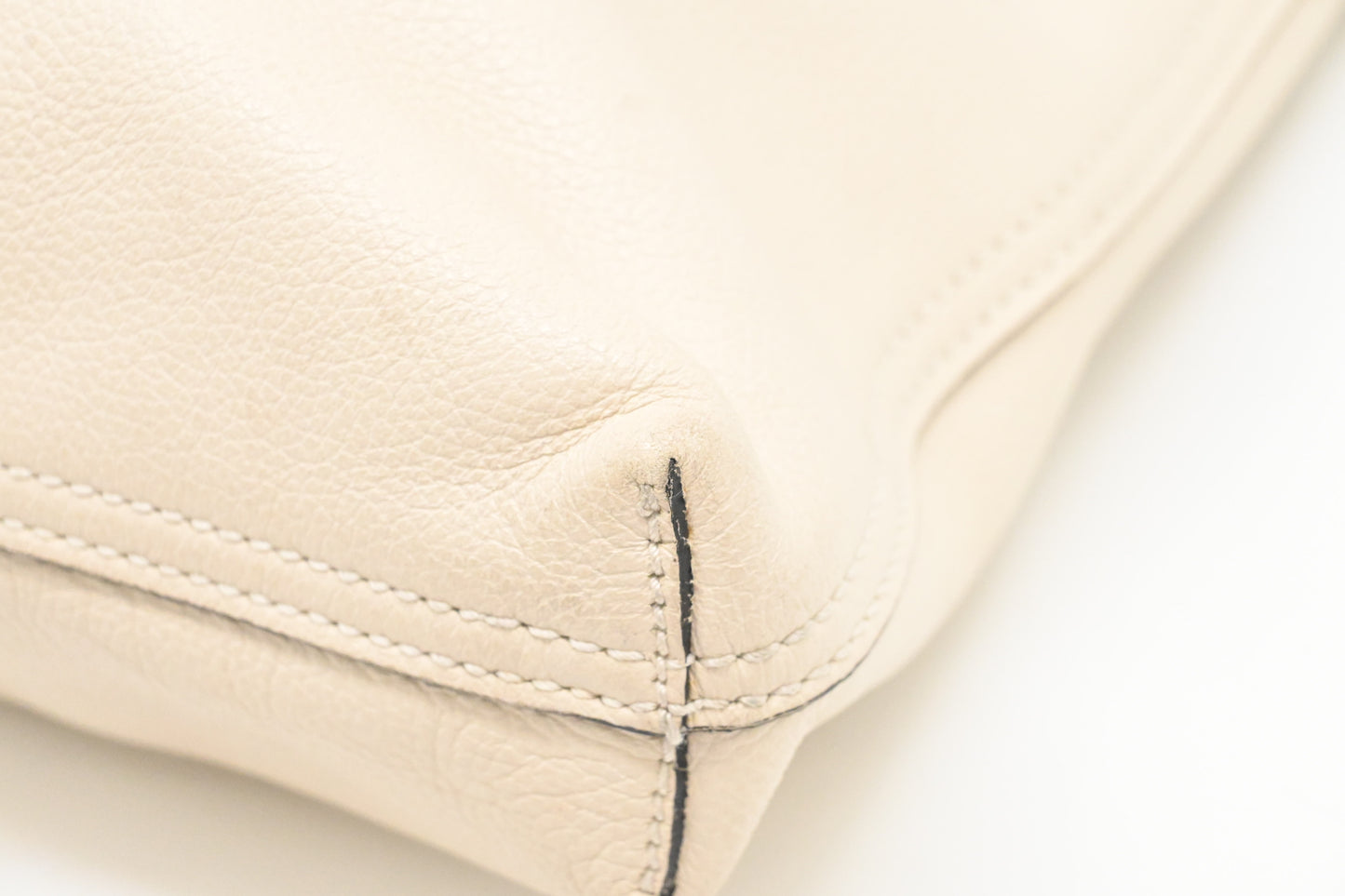 Gucci Logo Print Tote Bag in White Leather