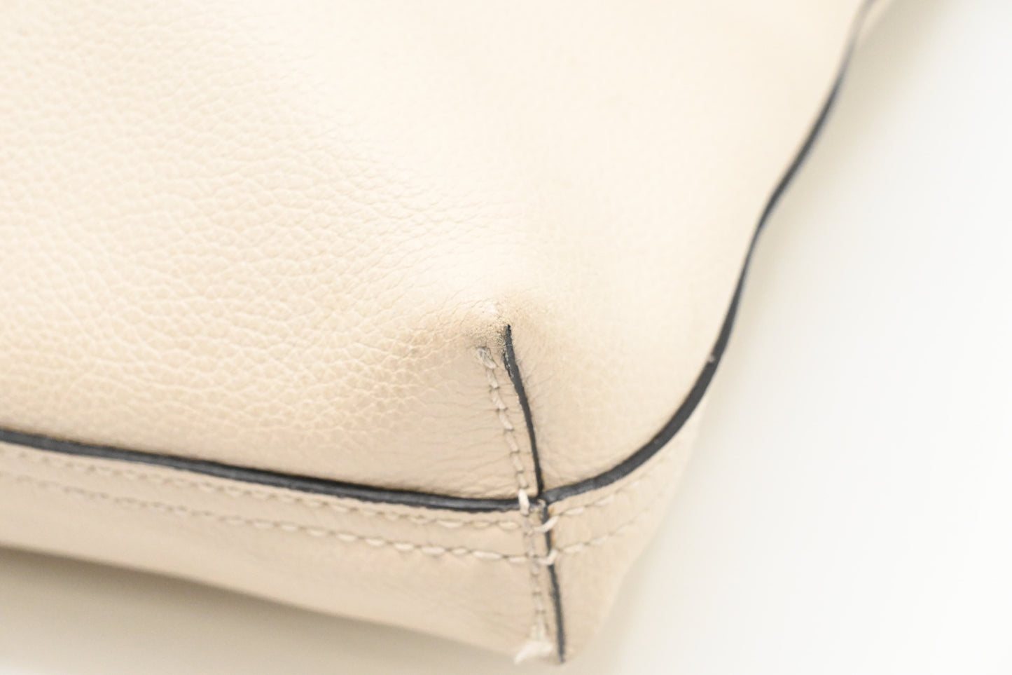 Gucci Logo Print Tote Bag in White Leather