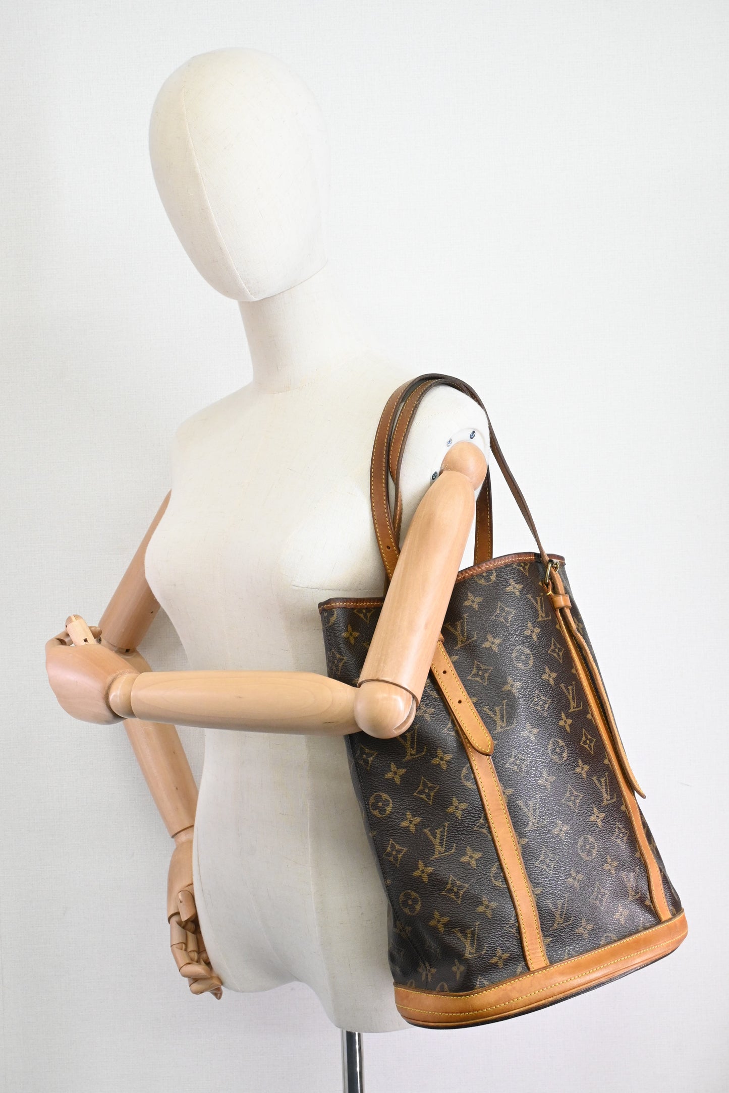 Louis Vuitton Bucket GM in Monogram Canvas