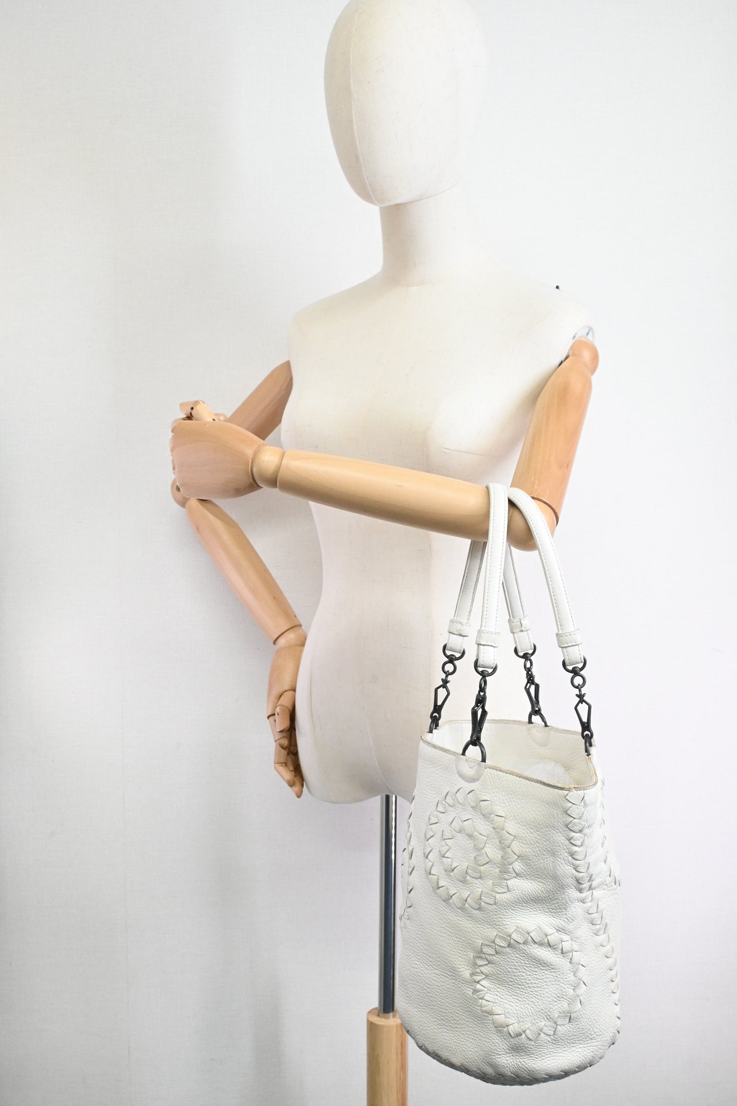 Bottega Veneta Bucket Bag in White Leather