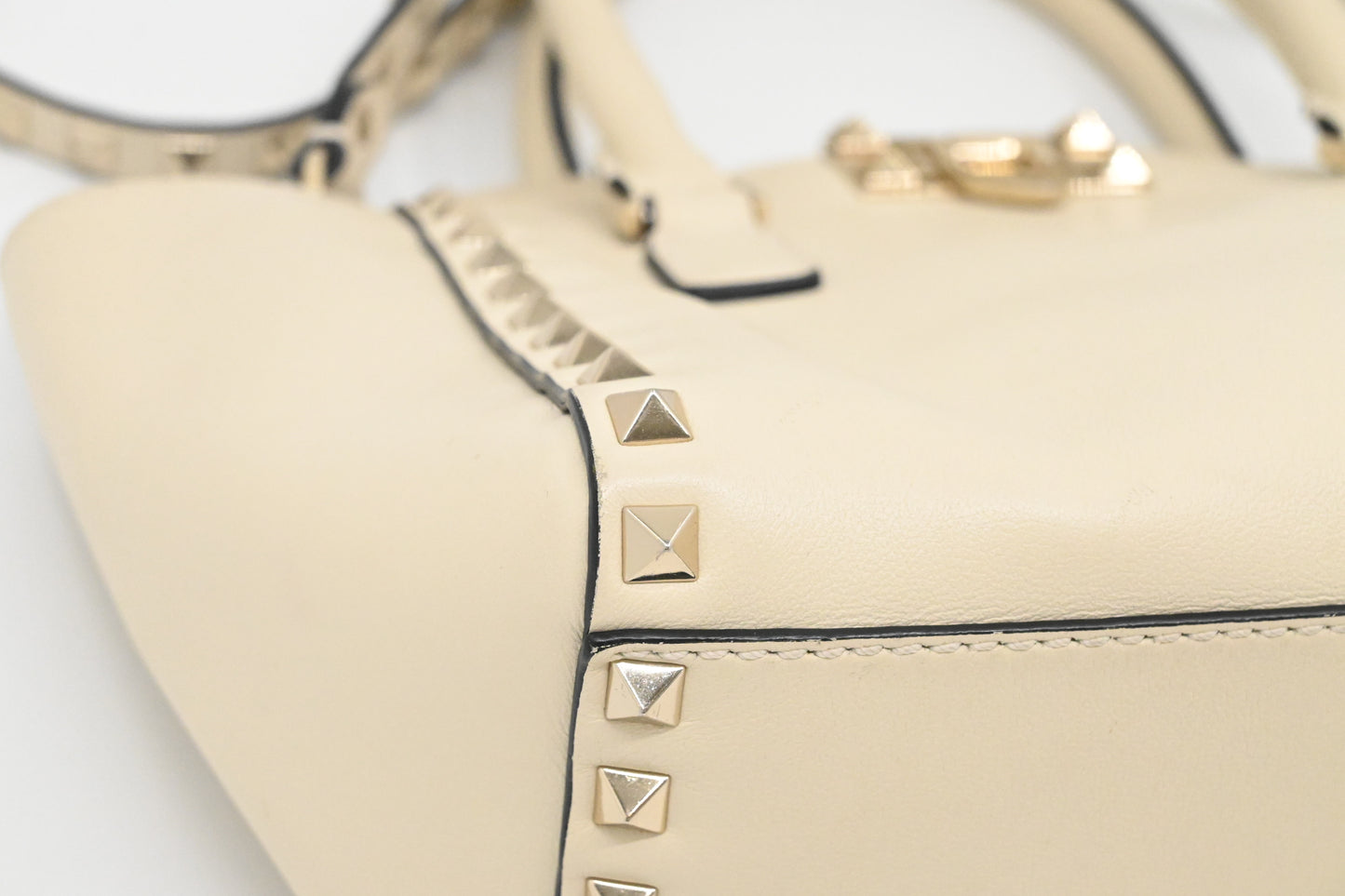 Valentino Garavani Rockstud 2way Crossbody in Cream Leather