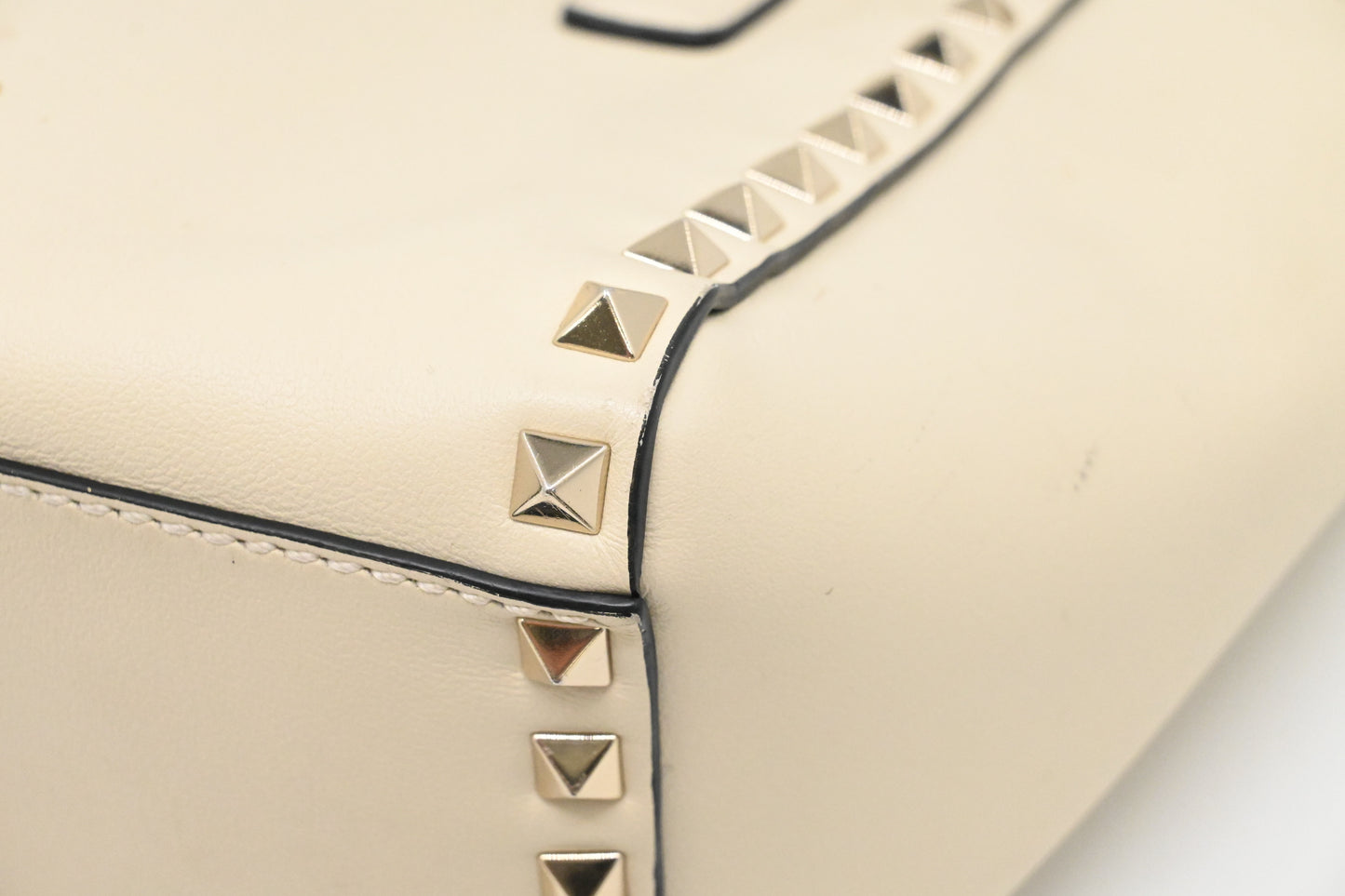 Valentino Garavani Rockstud 2way Crossbody in Cream Leather