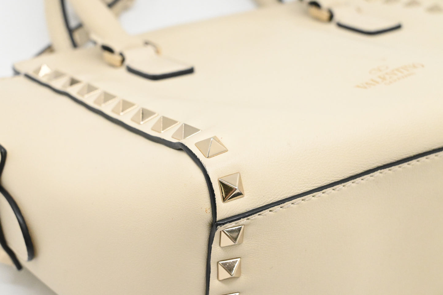 Valentino Garavani Rockstud 2way Crossbody in Cream Leather