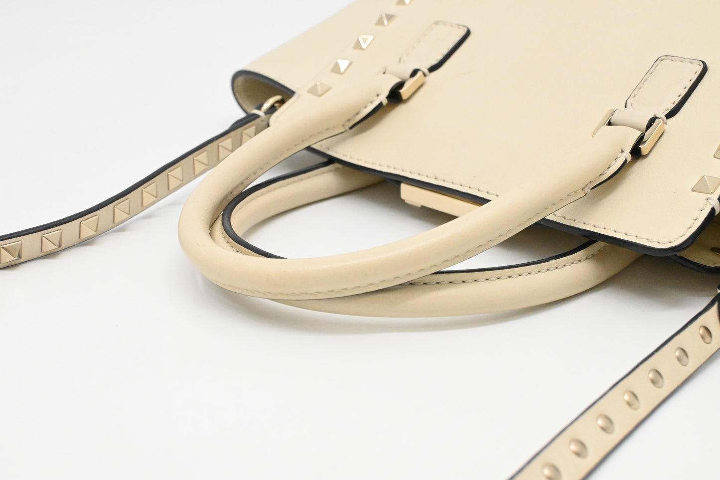 Valentino Garavani Rockstud 2way Crossbody in Cream Leather