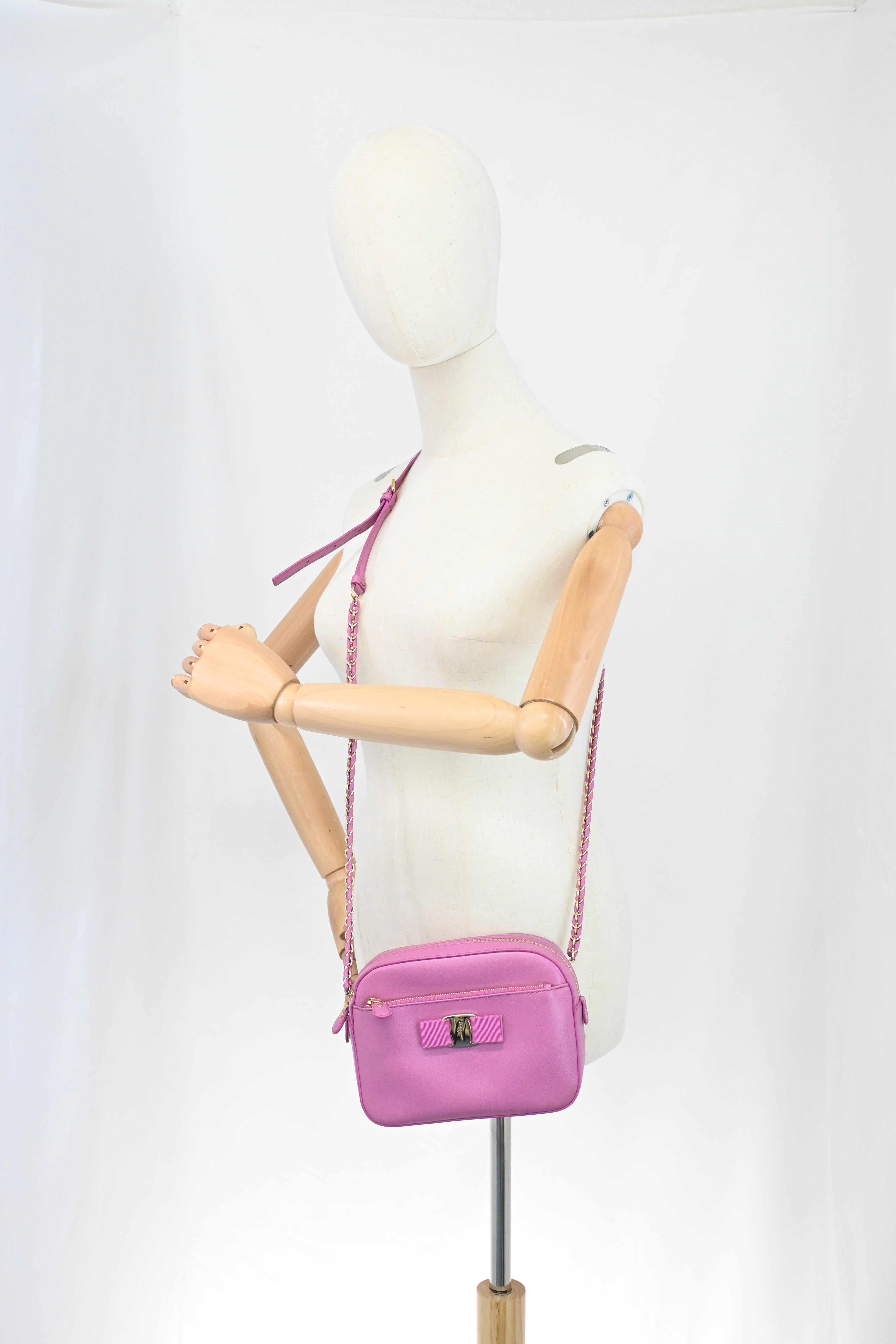 Ferragamo Vara Chain Crossbody in Pink Leather – Weekly Lux Drop