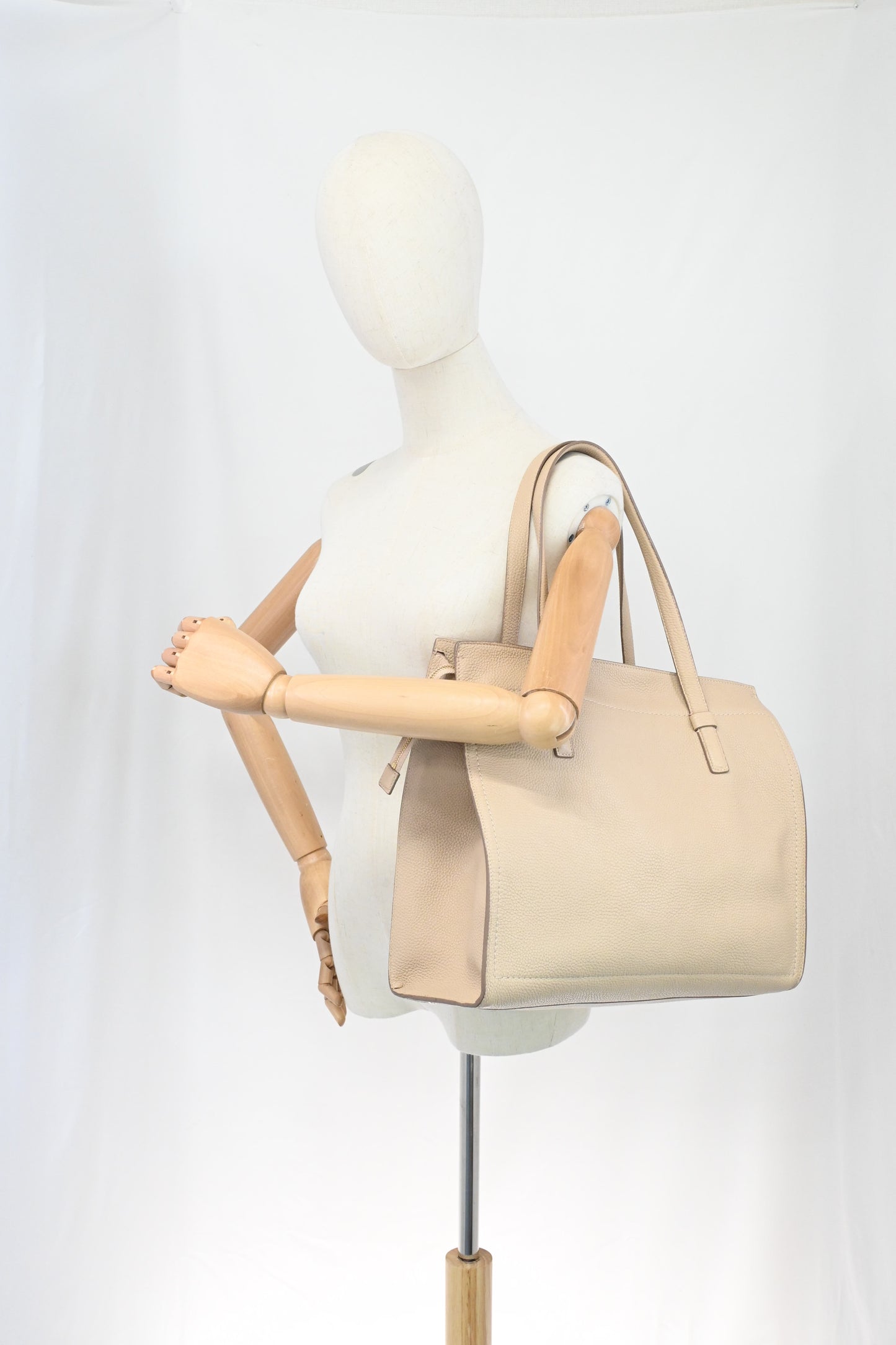 Ferragamo Shoulder Bag in Nude Leather