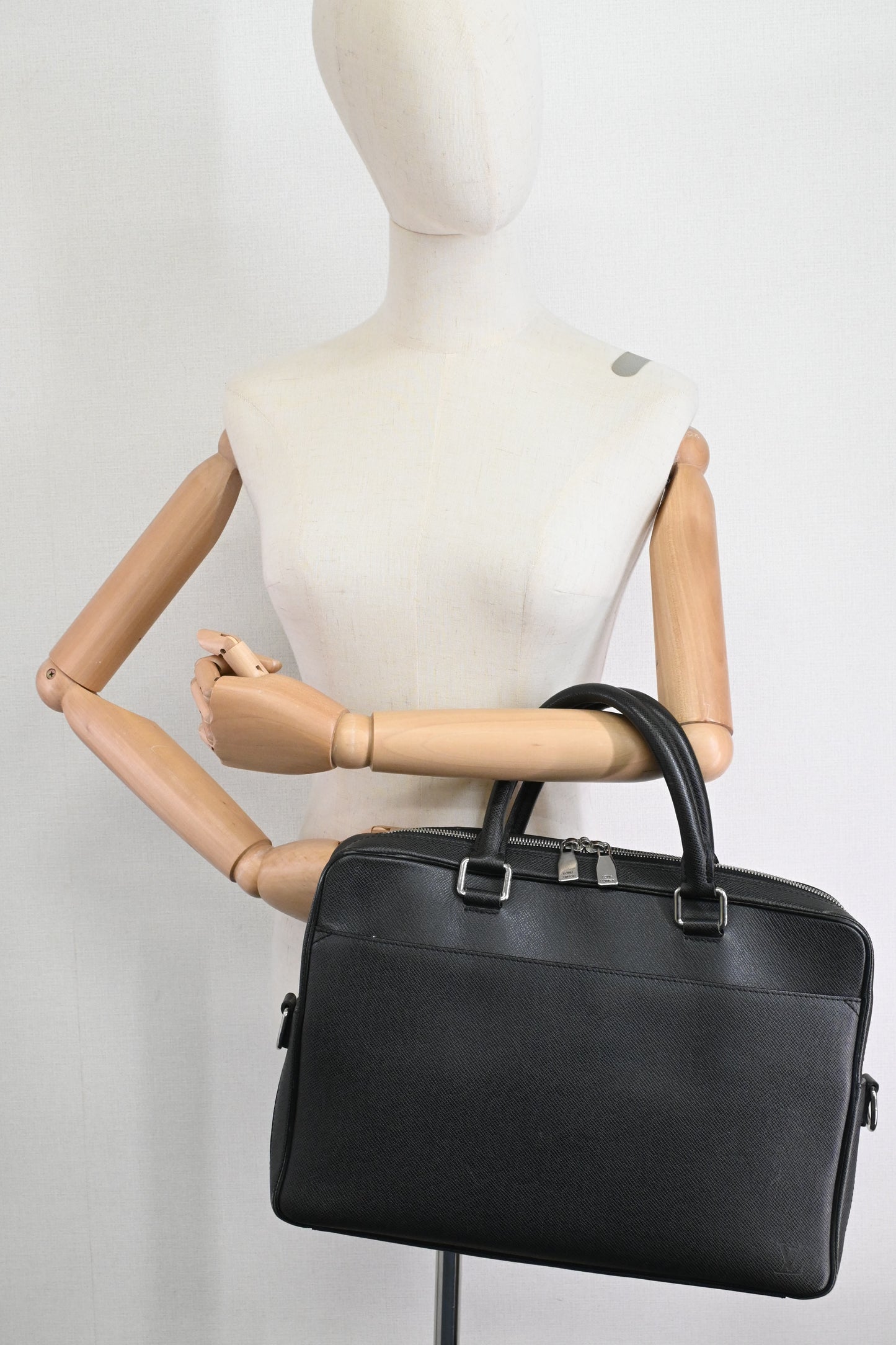 Louis Vuitton Porte Documents in Dark Grey Taiga Leather