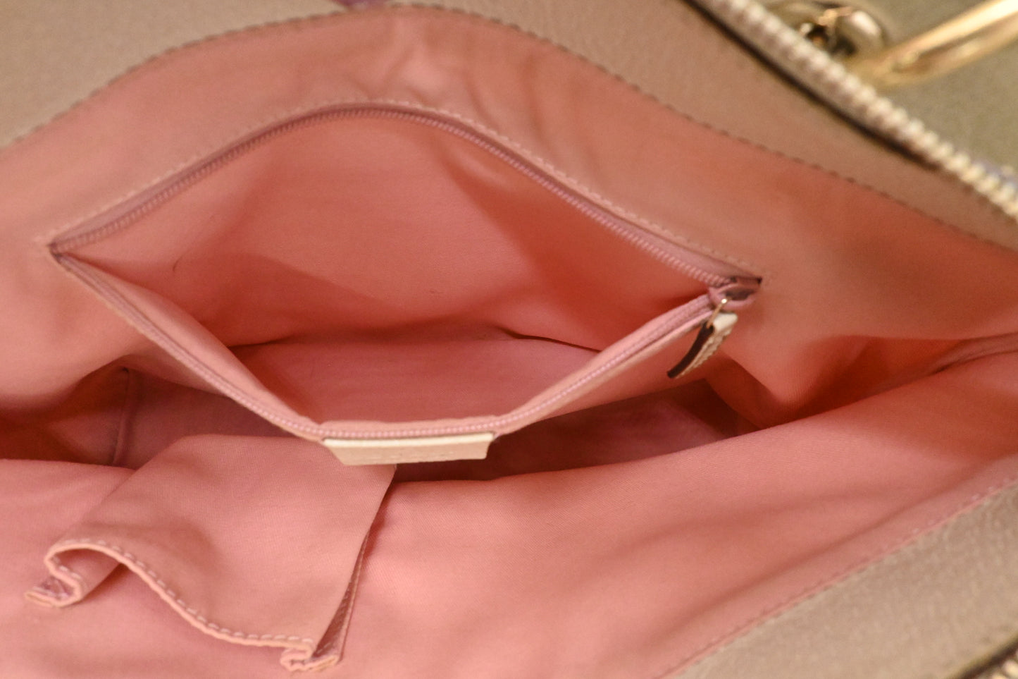 Gucci Shoulder Bag in Pink GG Canvas