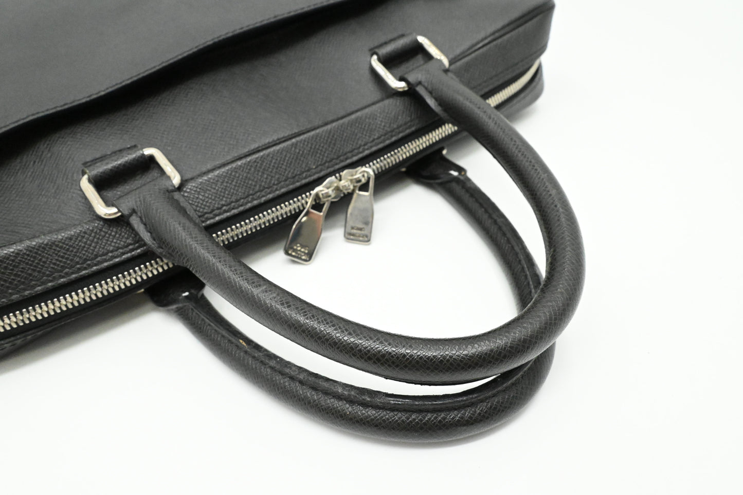 Louis Vuitton Porte Documents in Dark Grey Taiga Leather