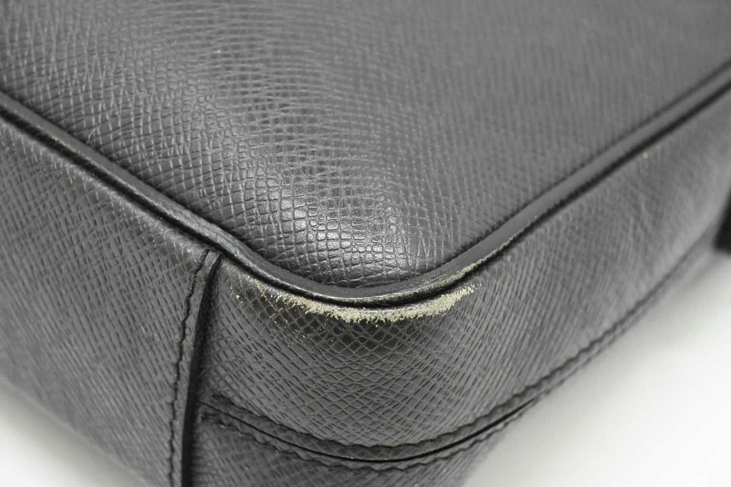 Louis Vuitton Porte Documents in Dark Grey Taiga Leather