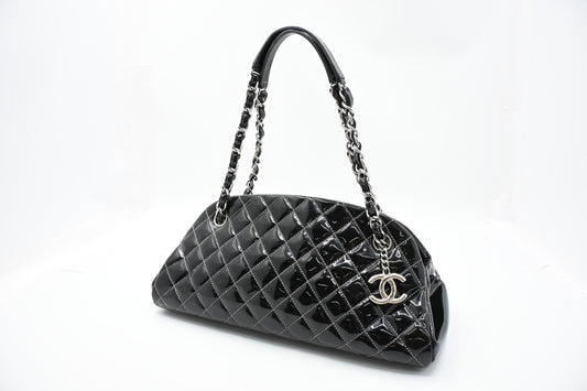 Chanel Shoulder Bag in Black Patent Leather