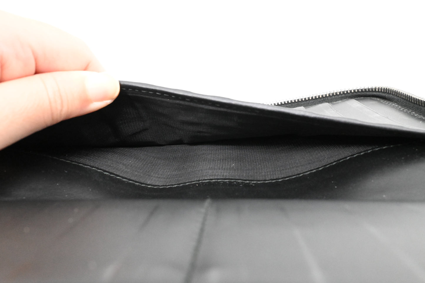 Gucci Zippy Organizer in Black Guccissima Leather
