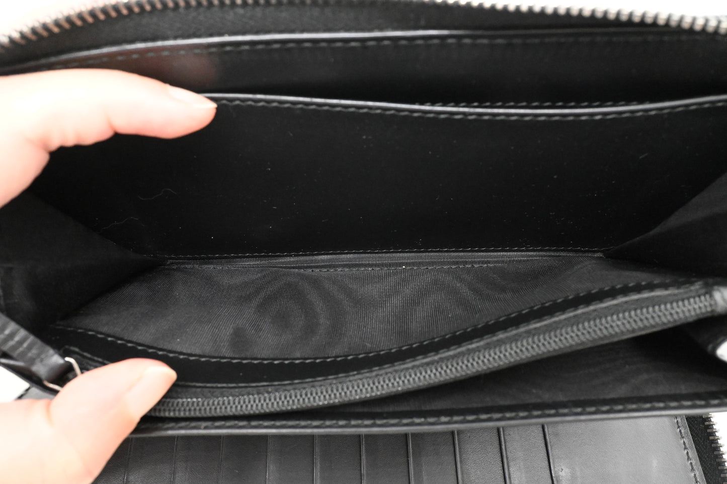 Gucci Zippy Organizer in Black Guccissima Leather