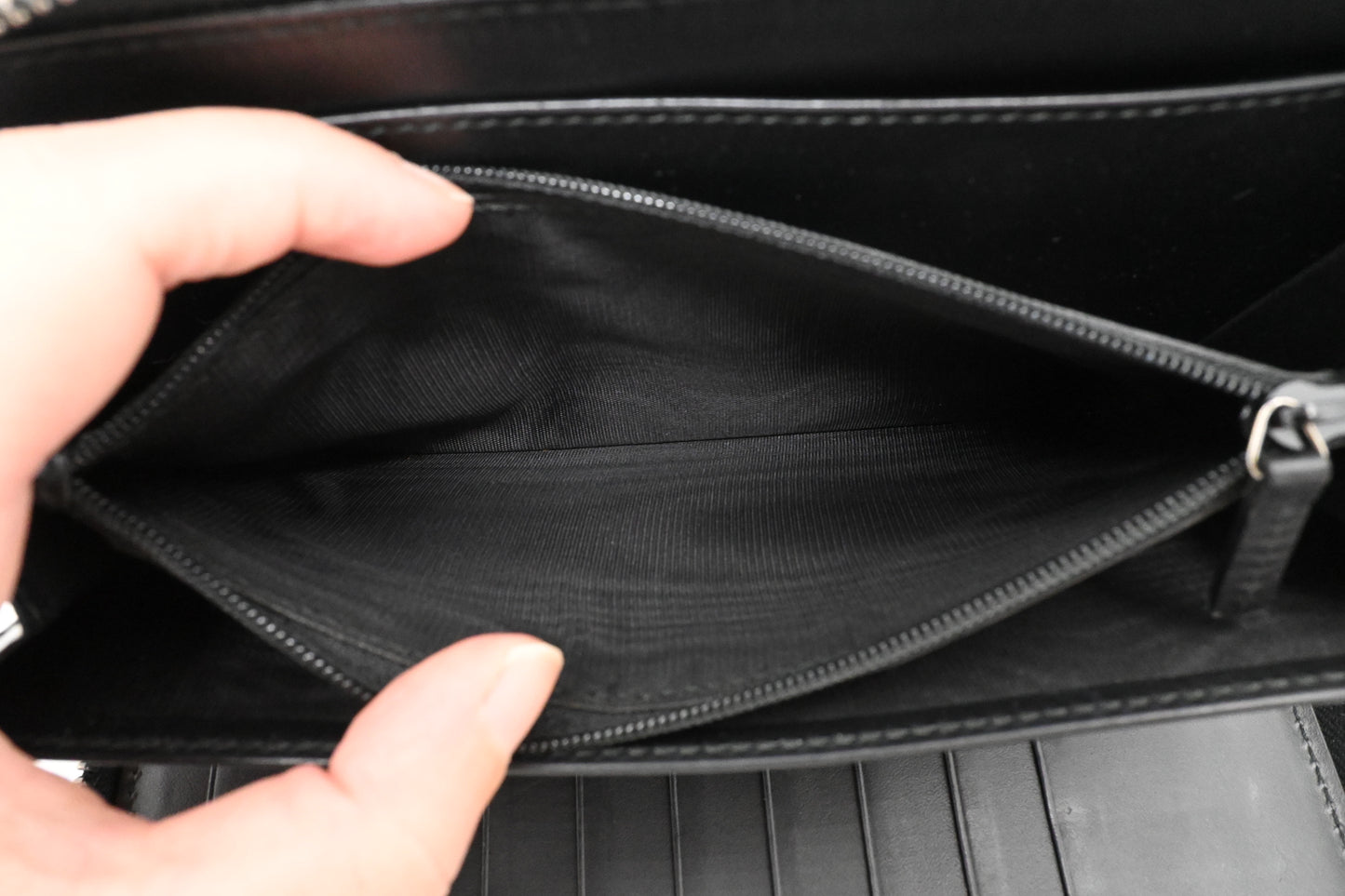 Gucci Zippy Organizer in Black Guccissima Leather