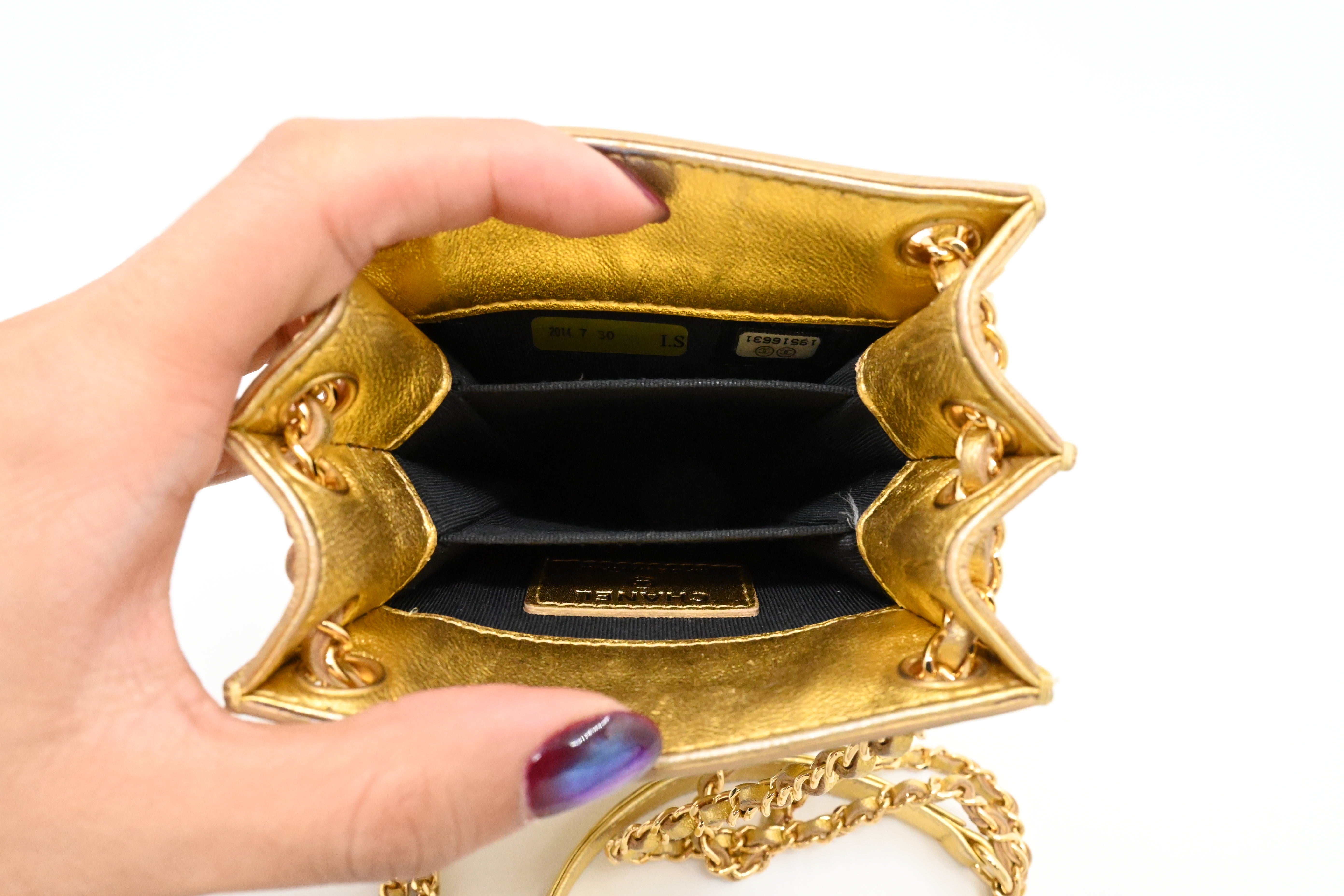 CHANEL ケース 金具ゴールド Small clutch with chain - Mirror calfskin & gold-tone metal, light