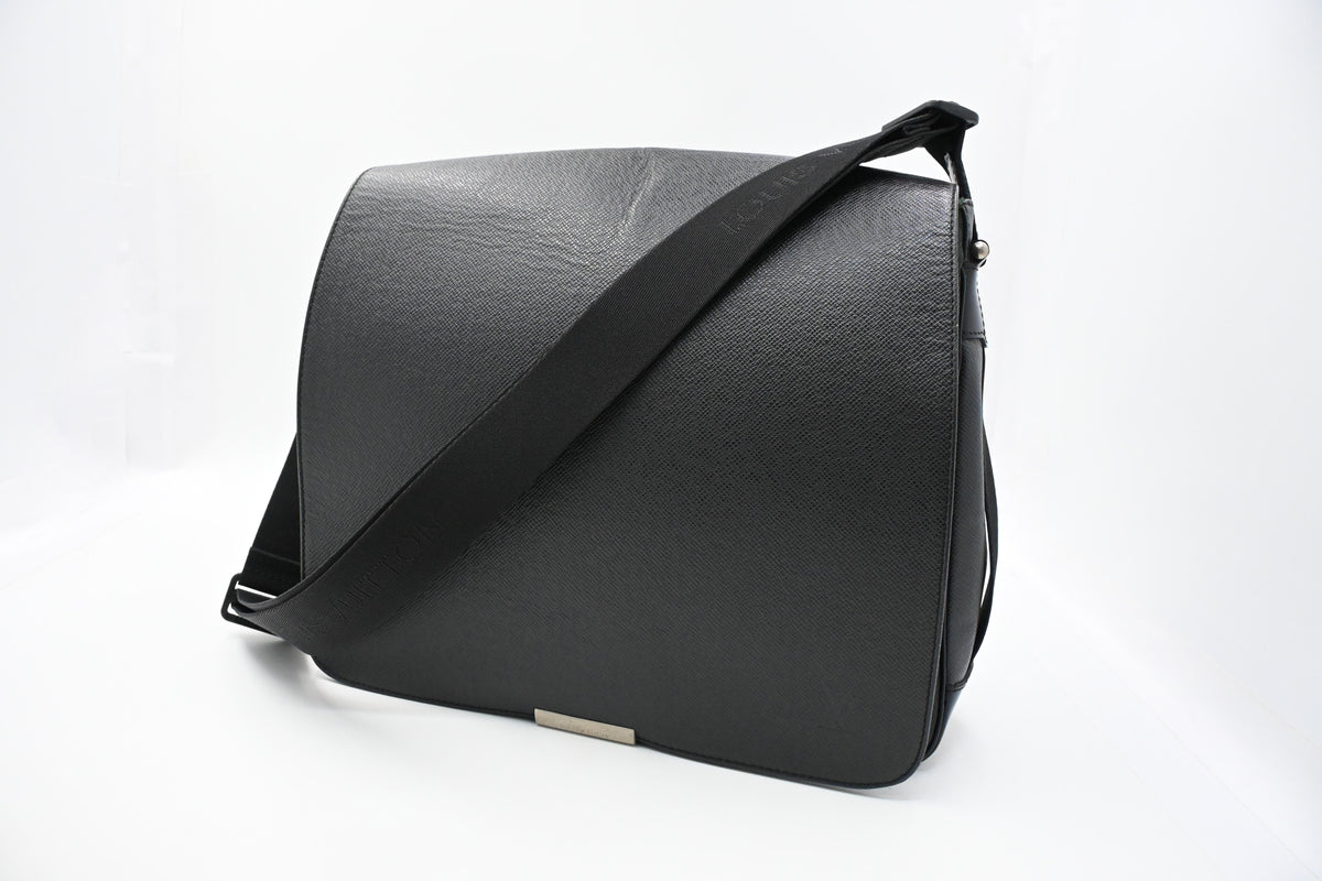 Louis Vuitton Viktor Messenger Bag in Black Taiga Leather & Green Nylon