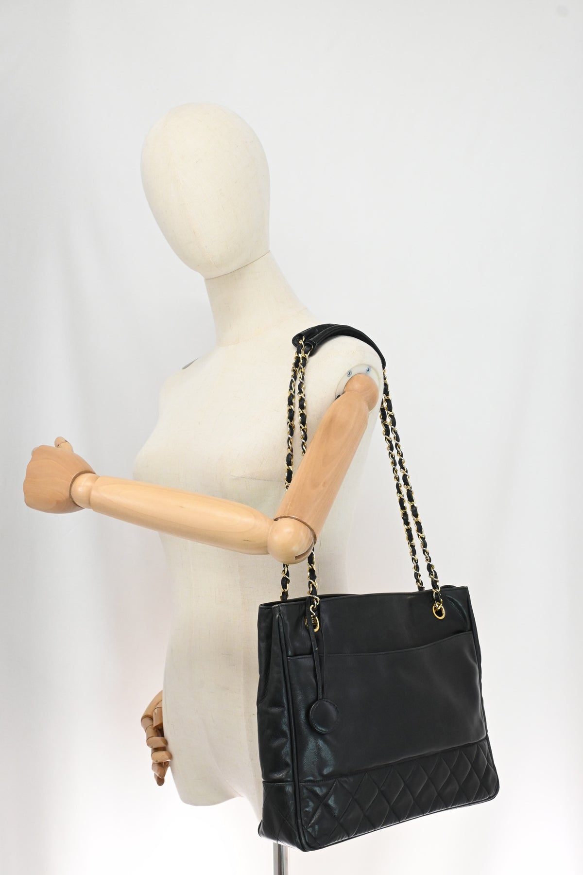 Chanel Shoulder Bag in Black Leather