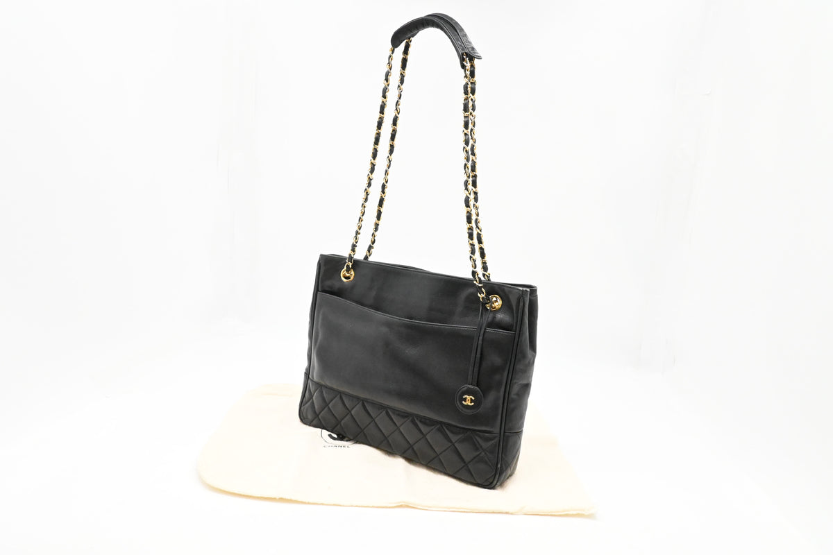 Chanel Shoulder Bag in Black Leather