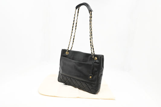 Chanel Shoulder Bag in Black Leather