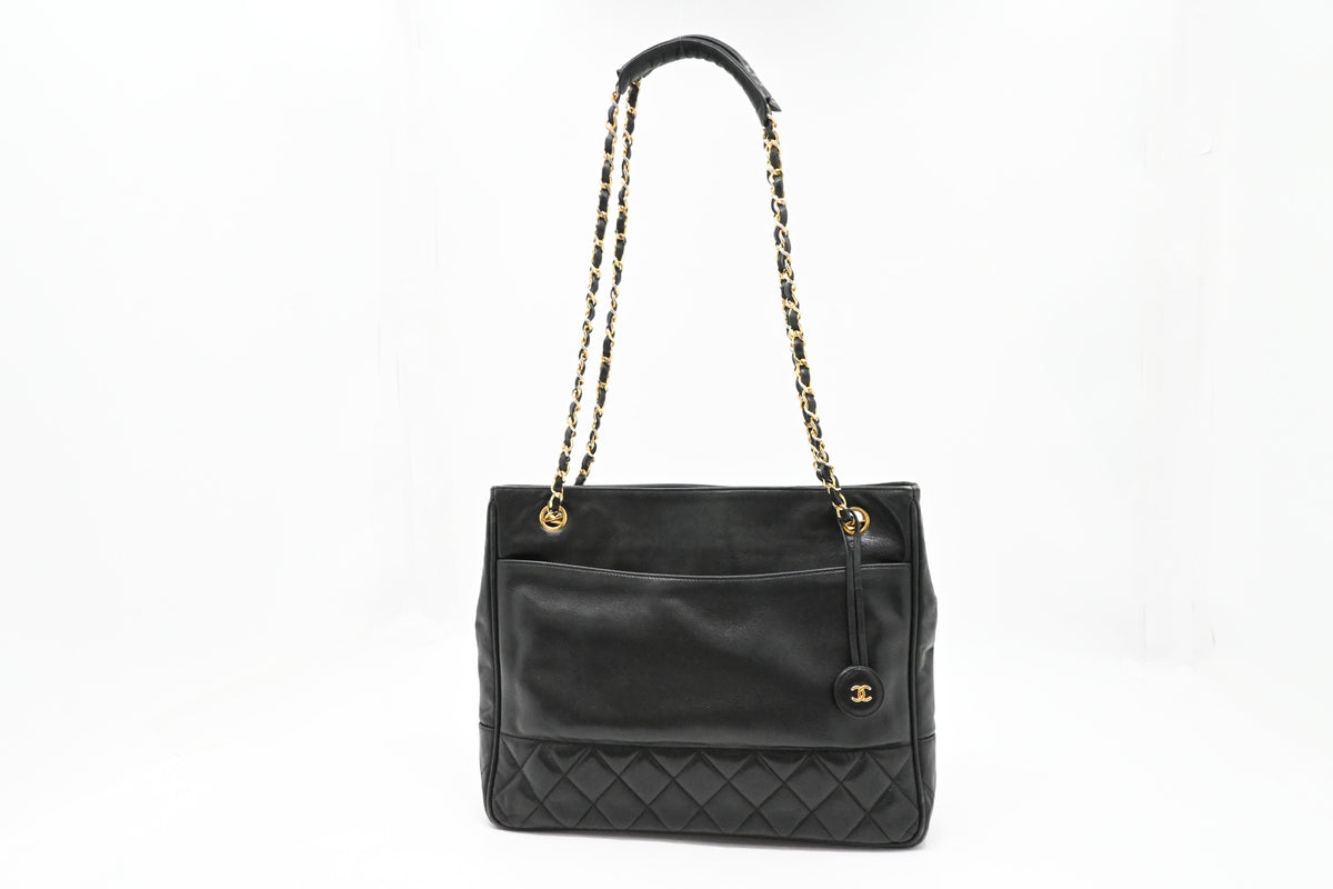 Chanel Shoulder Bag in Black Leather