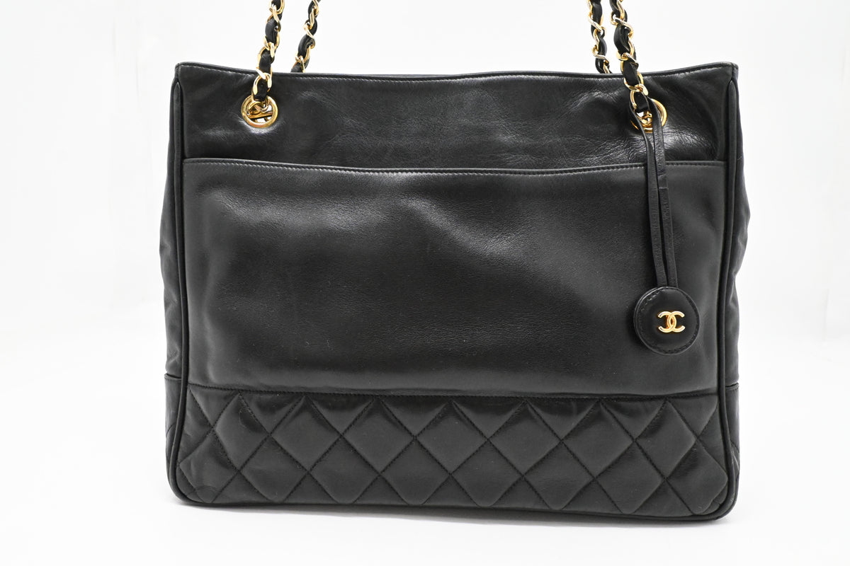Chanel Shoulder Bag in Black Leather