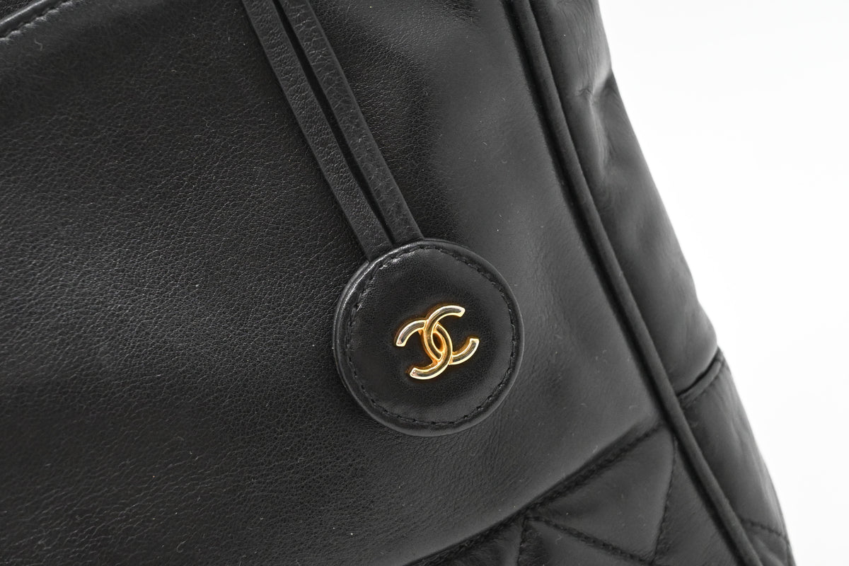Chanel Shoulder Bag in Black Leather