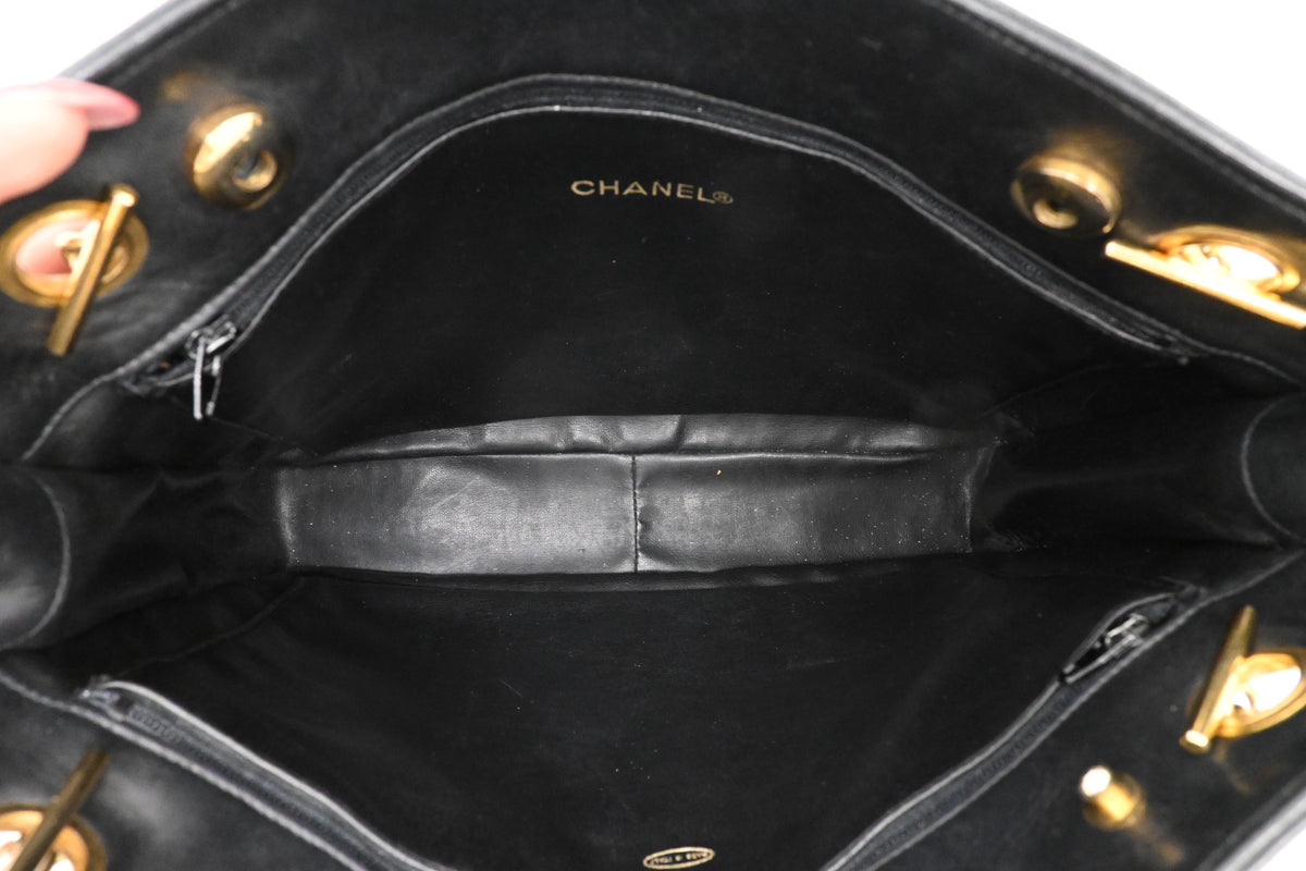 Chanel Shoulder Bag in Black Leather