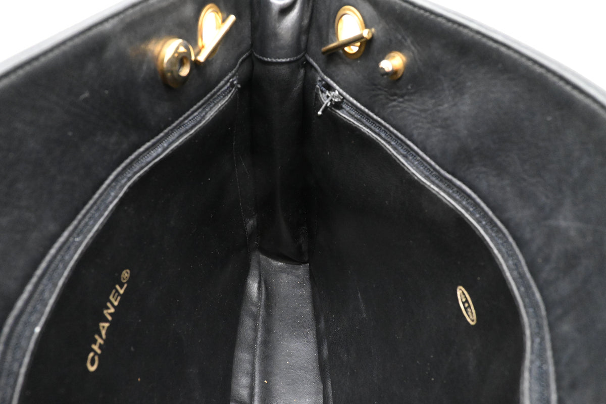 Chanel Shoulder Bag in Black Leather