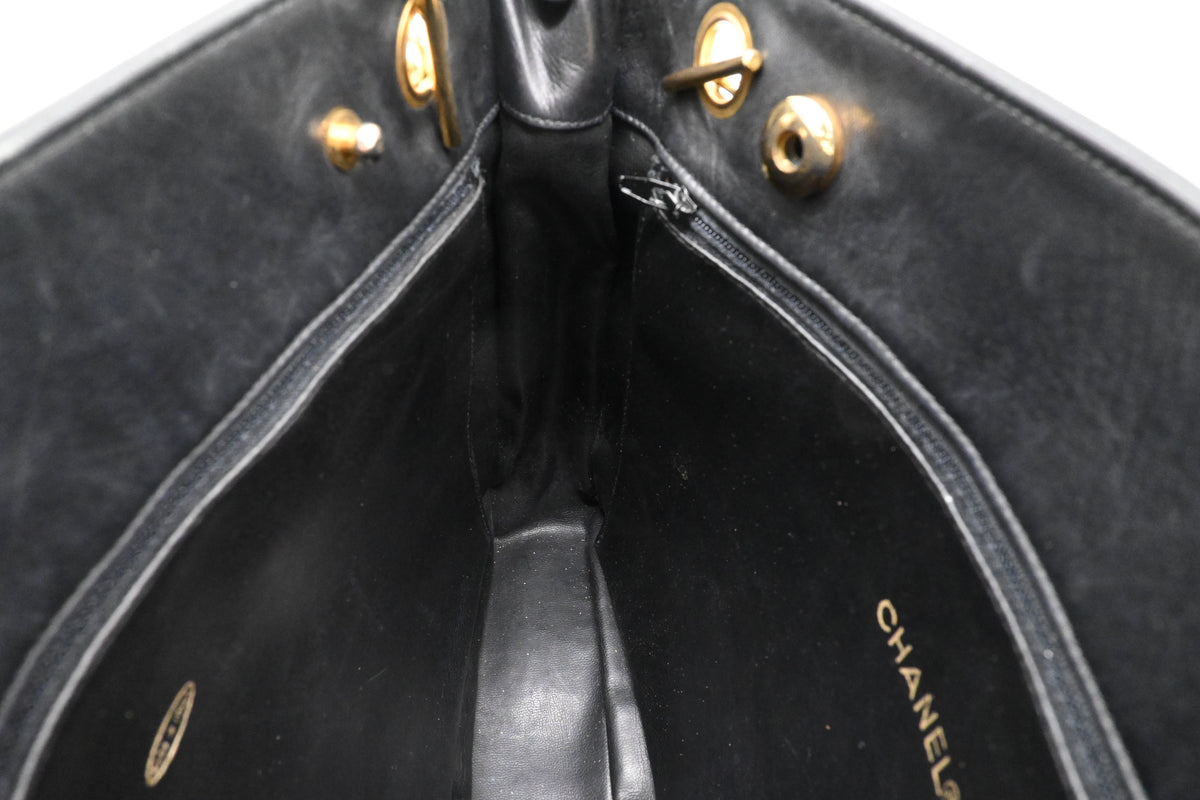 Chanel Shoulder Bag in Black Leather